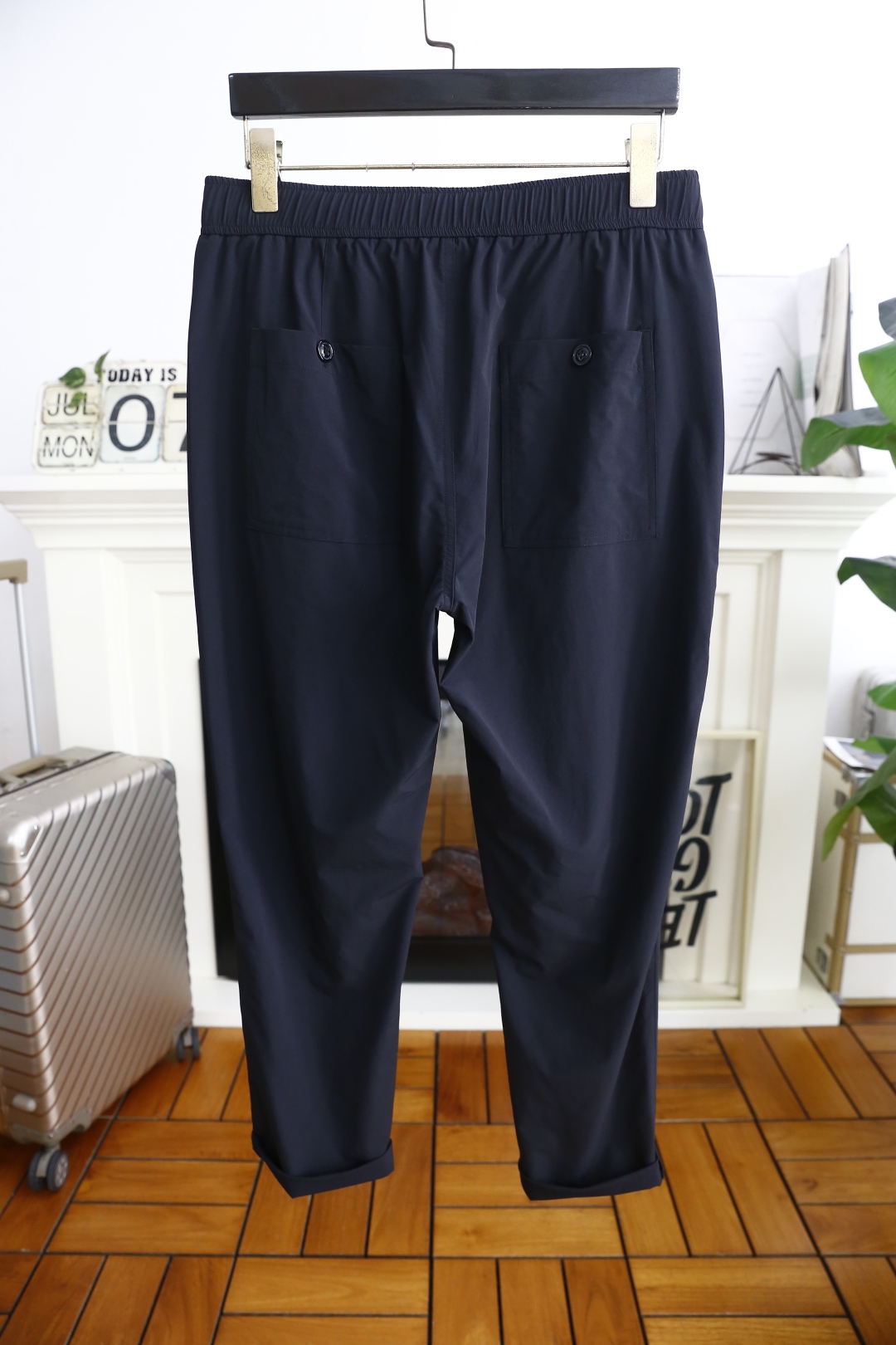 🔥古驰/G*cci.
25夏季新品！时尚男士松紧腰休闲裤！采用进口舒适透气面料，奢华经典品牌LOGO设计