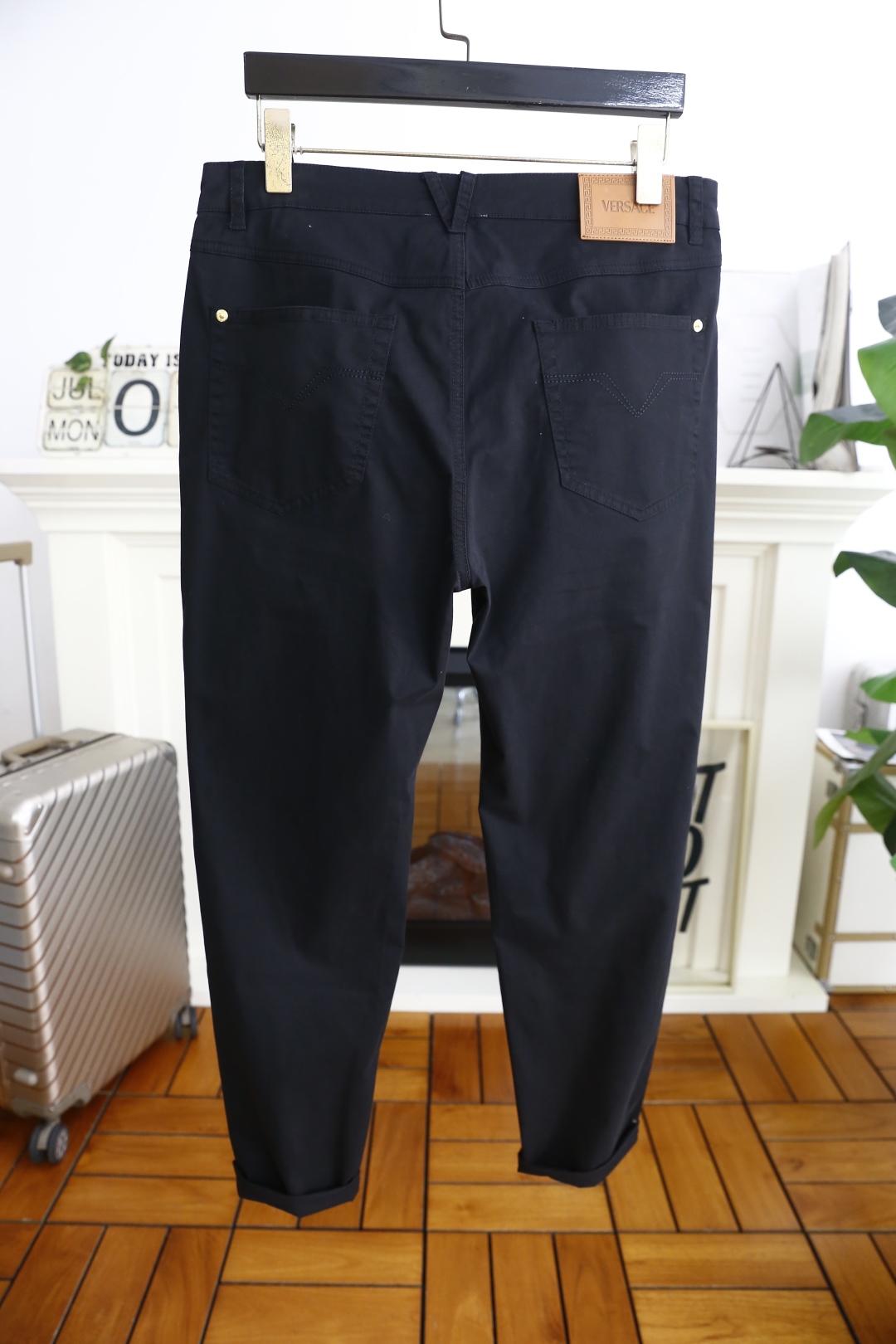 🔥范思泽/Vers*ce.
2025夏季新品🆕时尚男士薄款休闲裤！采用舒适透气面料，奢华经典品牌字母LO