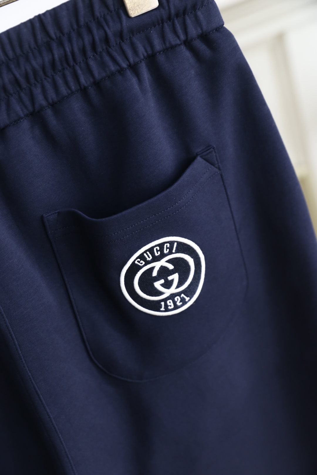 🔥古驰/Gu*ci.
2025夏季新品！时尚原單男士百搭松紧腰短裤采用舒适面料亲肤感极佳🍃奢华经典品牌l