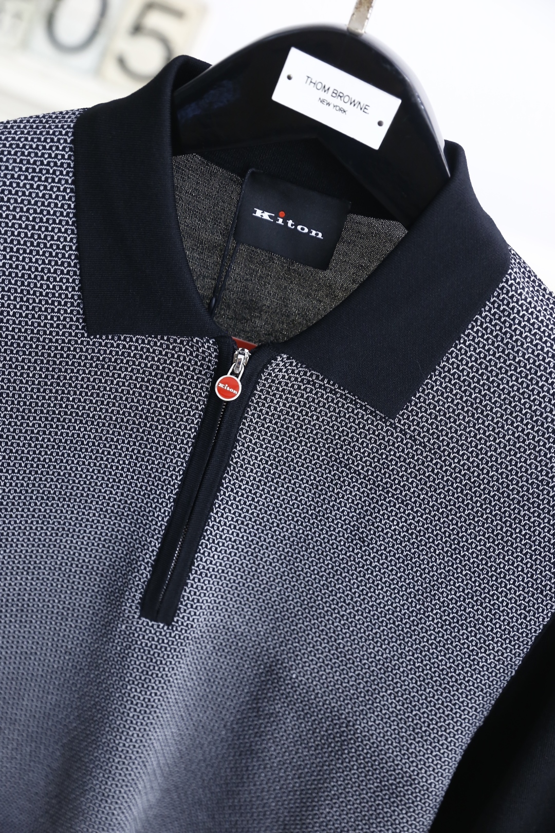 🔥kiton.
25夏季新品🆕专柜官网同步发售！时尚男士翻领针织衫！奢华经典品牌原版五金拉链配搭精致LO