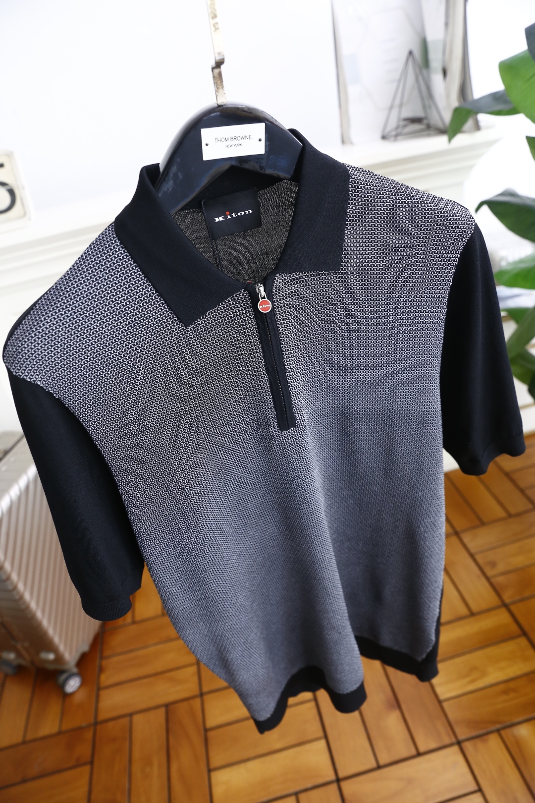 🔥kiton.
25夏季新品🆕专柜官网同步发售！时尚男士翻领针织衫！奢华经典品牌原版五金拉链配搭精致LO