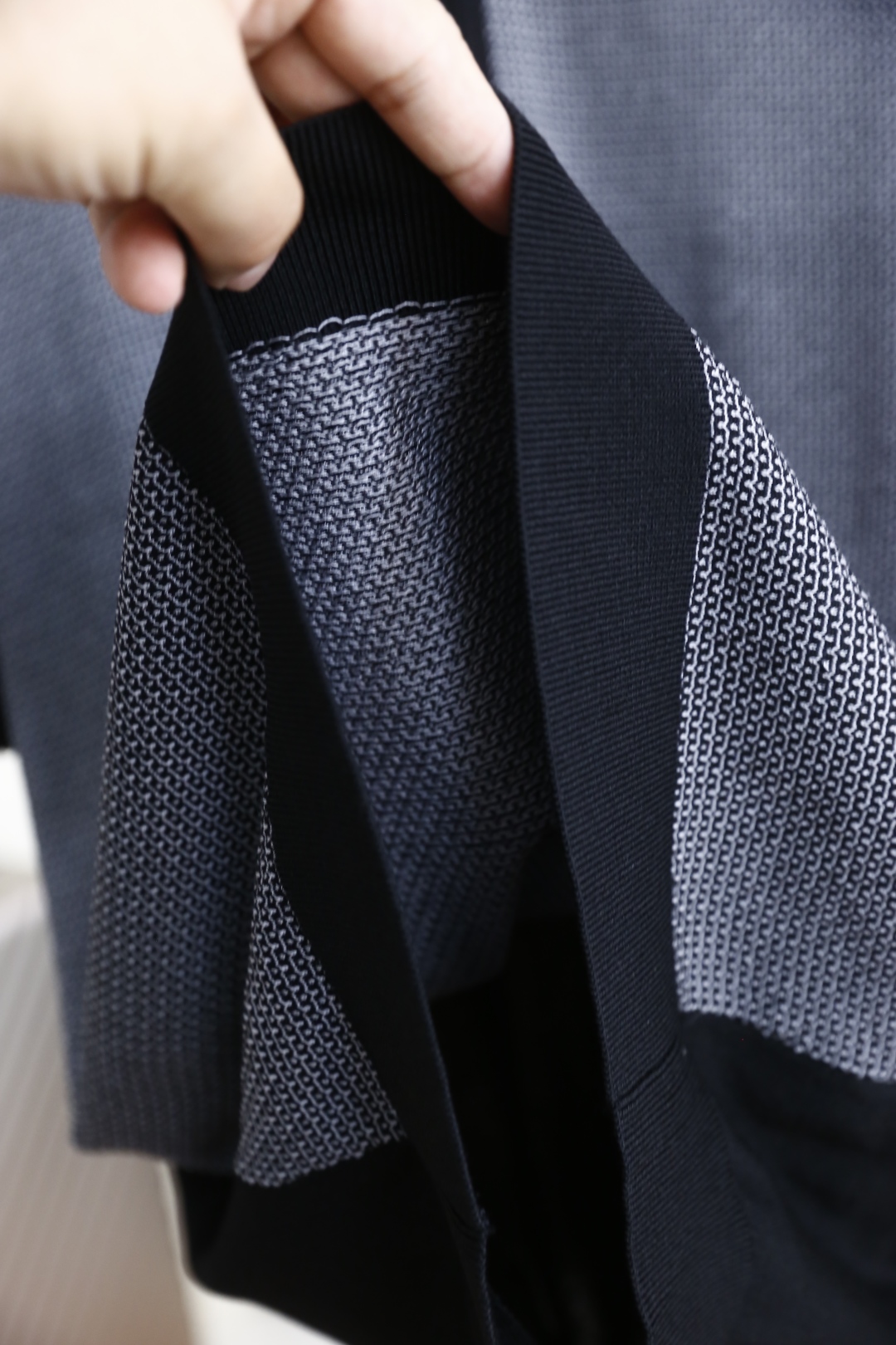 🔥kiton.
25夏季新品🆕专柜官网同步发售！时尚男士翻领针织衫！奢华经典品牌原版五金拉链配搭精致LO