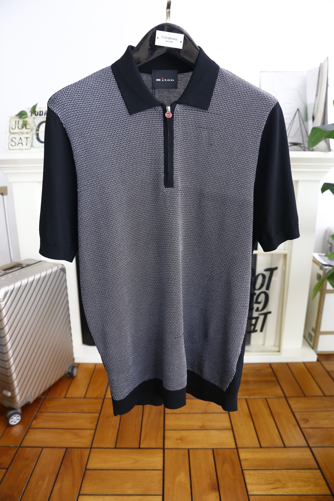 🔥kiton.
25夏季新品🆕专柜官网同步发售！时尚男士翻领针织衫！奢华经典品牌原版五金拉链配搭精致LO