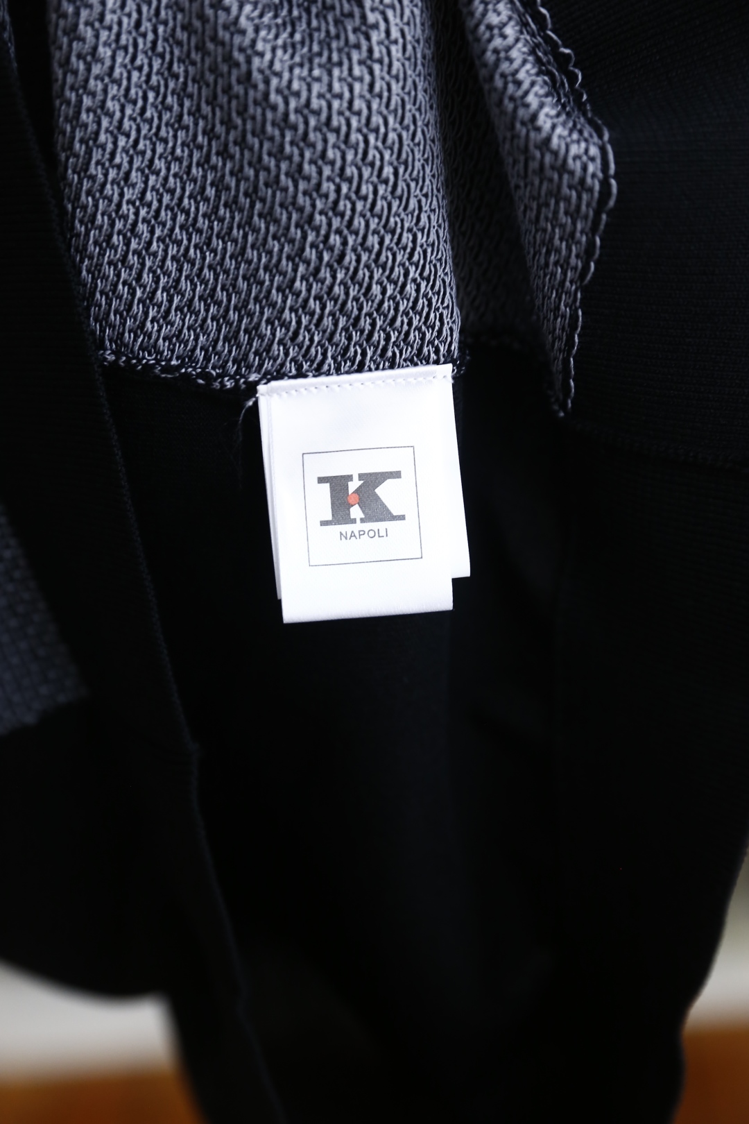 🔥kiton.
25夏季新品🆕专柜官网同步发售！时尚男士翻领针织衫！奢华经典品牌原版五金拉链配搭精致LO