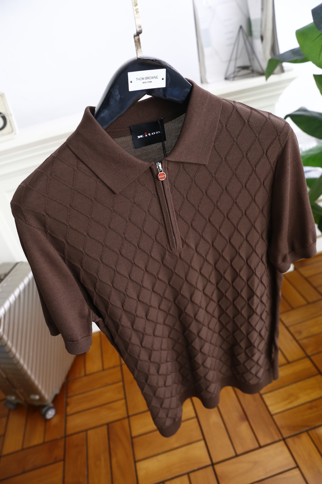 🔥kiton.
25夏季新品🆕专柜官网同步发售！时尚男士翻领针织衫！奢华经典品牌原版五金拉链配搭精致LO