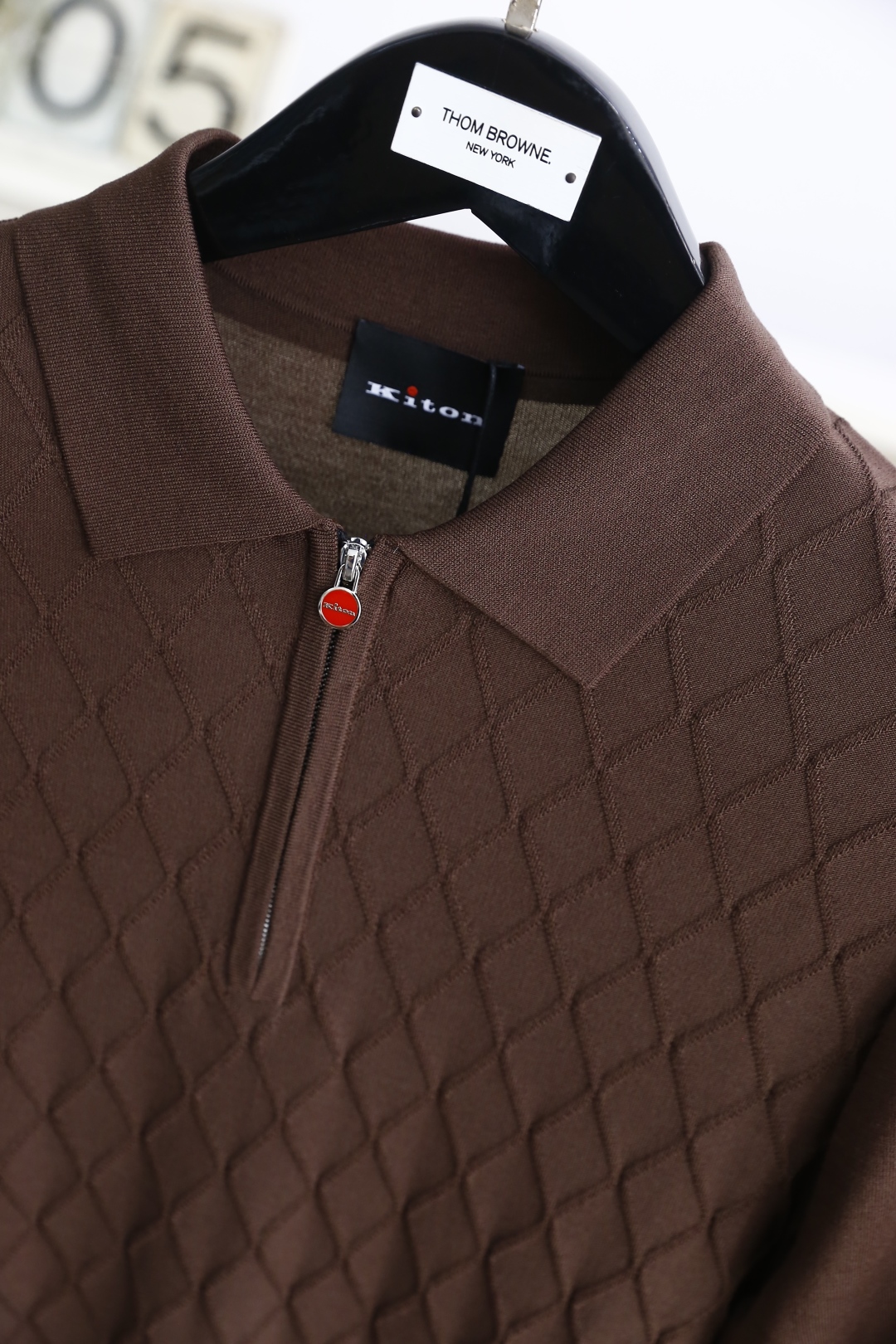 🔥kiton.
25夏季新品🆕专柜官网同步发售！时尚男士翻领针织衫！奢华经典品牌原版五金拉链配搭精致LO