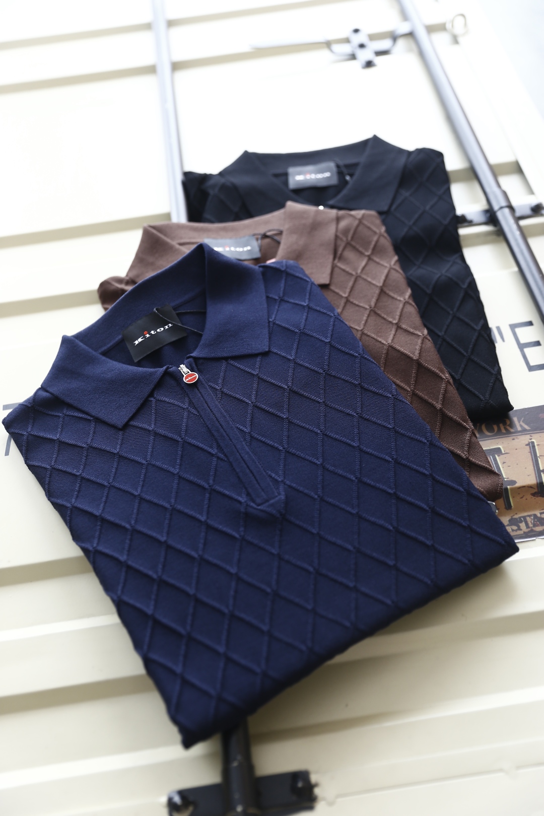 🔥kiton.
25夏季新品🆕专柜官网同步发售！时尚男士翻领针织衫！奢华经典品牌原版五金拉链配搭精致LO