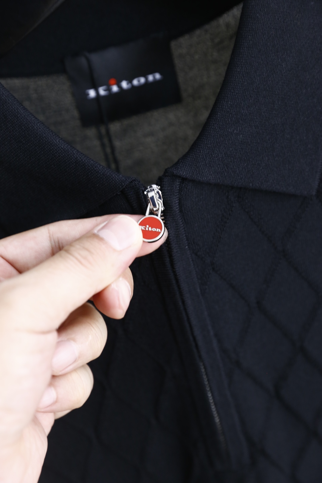 🔥kiton.
25夏季新品🆕专柜官网同步发售！时尚男士翻领针织衫！奢华经典品牌原版五金拉链配搭精致LO