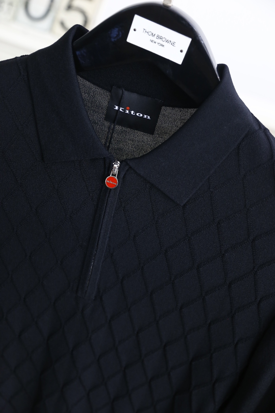 🔥kiton.
25夏季新品🆕专柜官网同步发售！时尚男士翻领针织衫！奢华经典品牌原版五金拉链配搭精致LO
