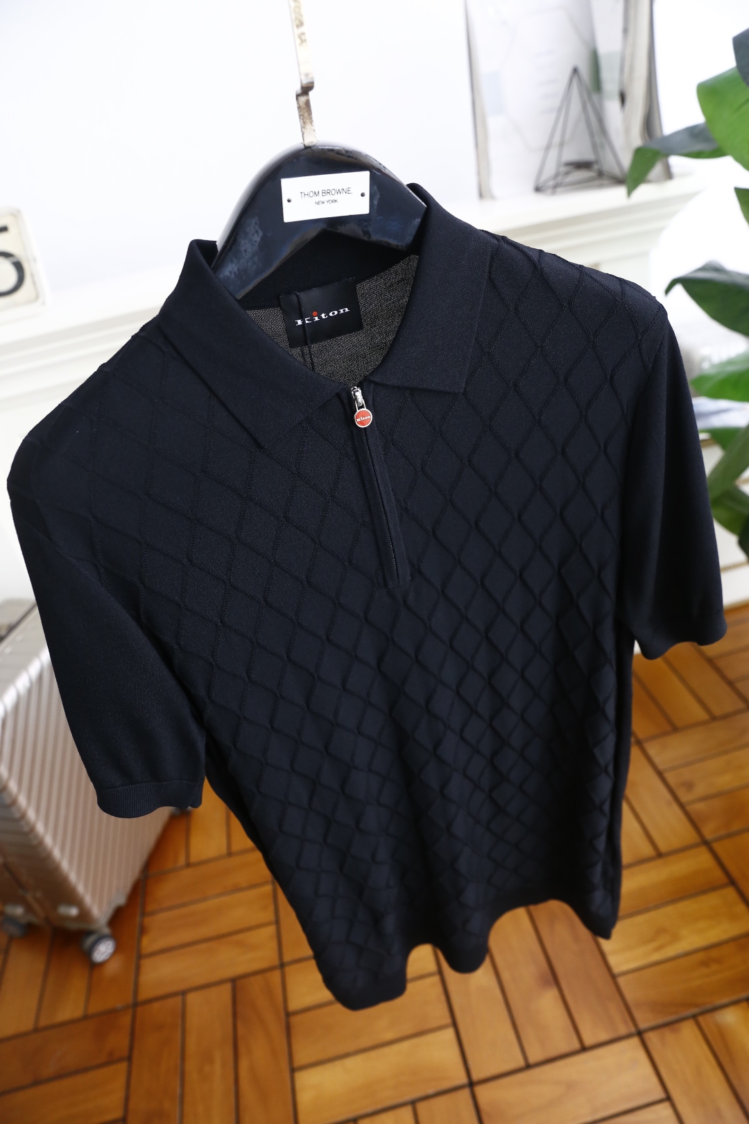 🔥kiton.
25夏季新品🆕专柜官网同步发售！时尚男士翻领针织衫！奢华经典品牌原版五金拉链配搭精致LO