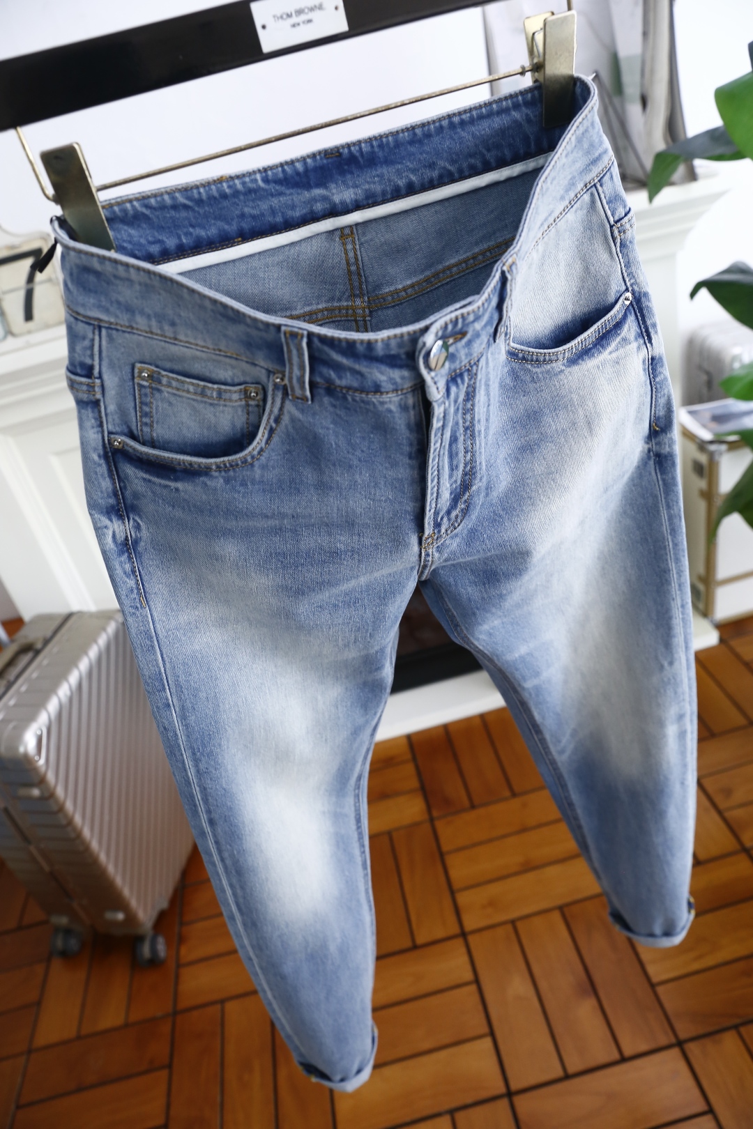 🔥ami.
2025夏季新品！时尚男士夏季薄款牛仔裤👖采用客供水洗弹力牛仔裤！奢华经典品牌定制Logo标