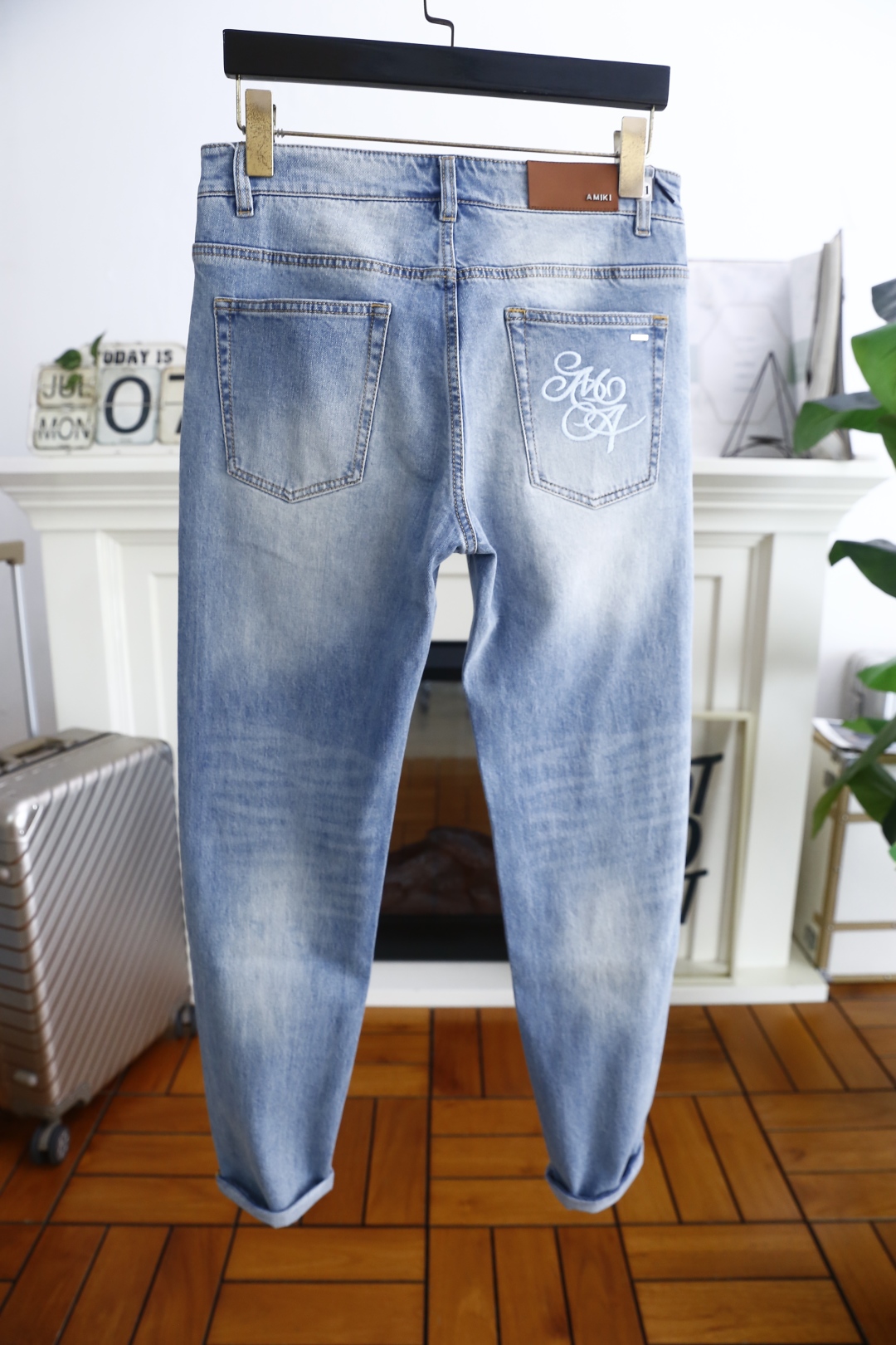 🔥ami.
2025夏季新品！时尚男士夏季薄款牛仔裤👖采用客供水洗弹力牛仔裤！奢华经典品牌定制Logo标