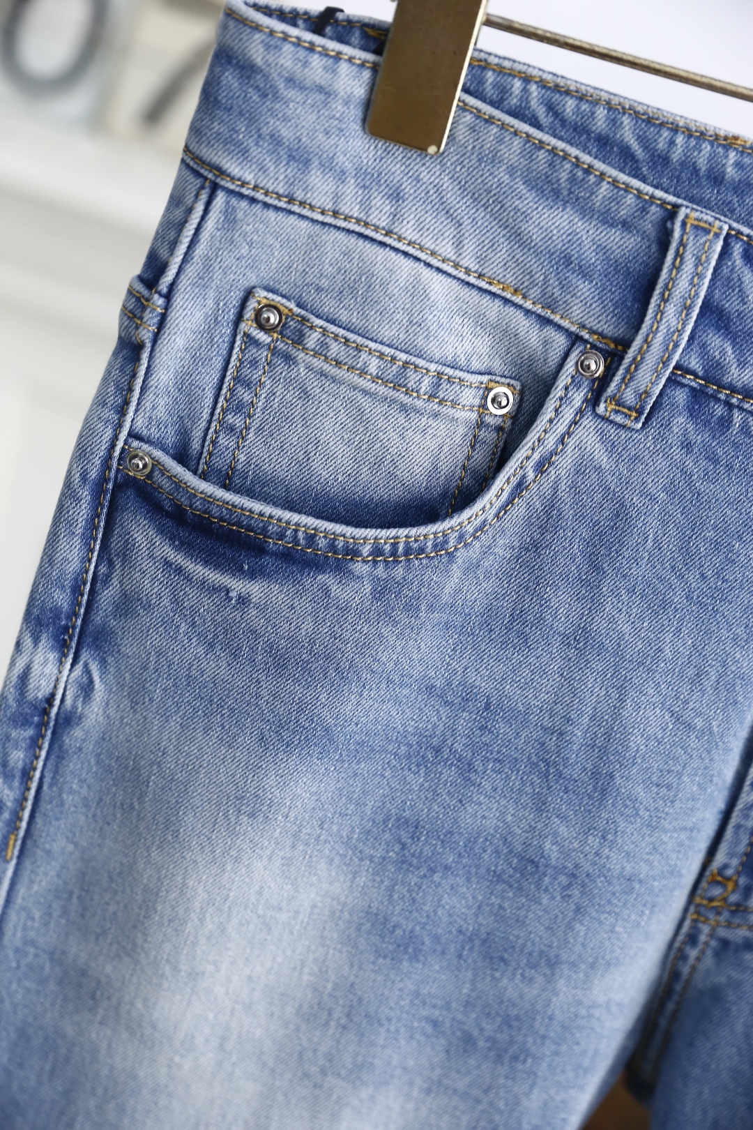 🔥ami.
2025夏季新品！时尚男士夏季薄款牛仔裤👖采用客供水洗弹力牛仔裤！奢华经典品牌定制Logo标