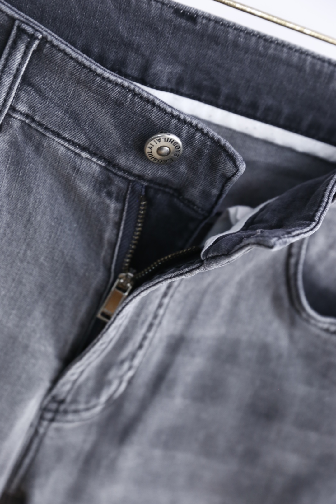 🔥巴宝丽/Burb*rry.
2025夏季新品！时尚男士夏季薄款牛仔裤👖采用客供水洗弹力牛仔裤！奢华经典