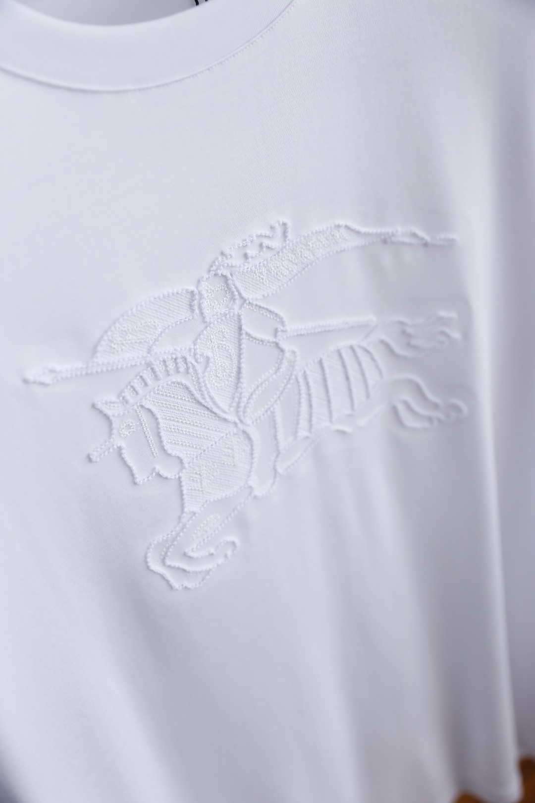 🔥巴宝丽/Burbe*ry.
25Bur夏季新品男士圆领短袖🍃经典圆领设计！胸前品牌战马LOGO标识标注