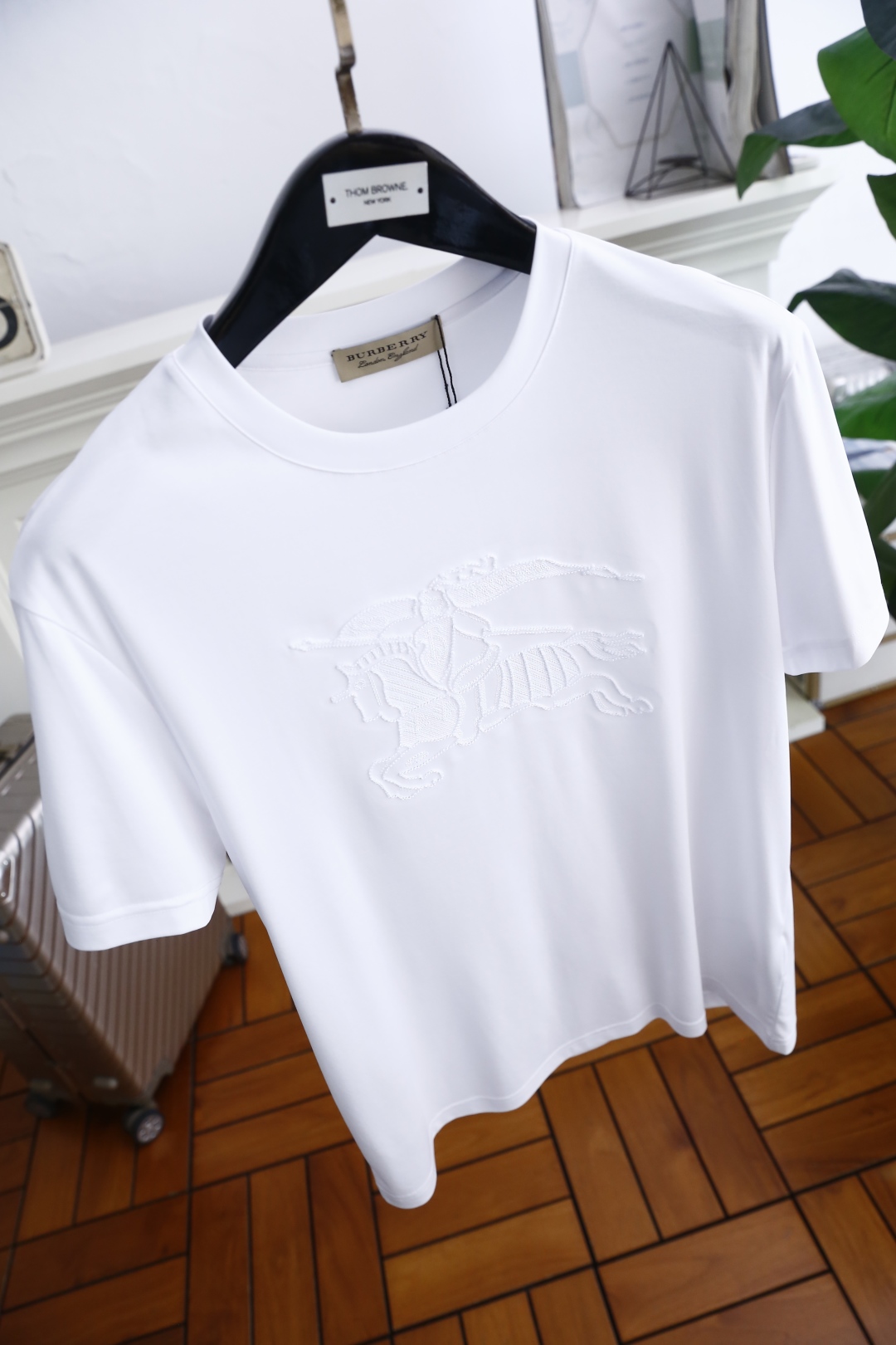 🔥巴宝丽/Burbe*ry.
25Bur夏季新品男士圆领短袖🍃经典圆领设计！胸前品牌战马LOGO标识标注