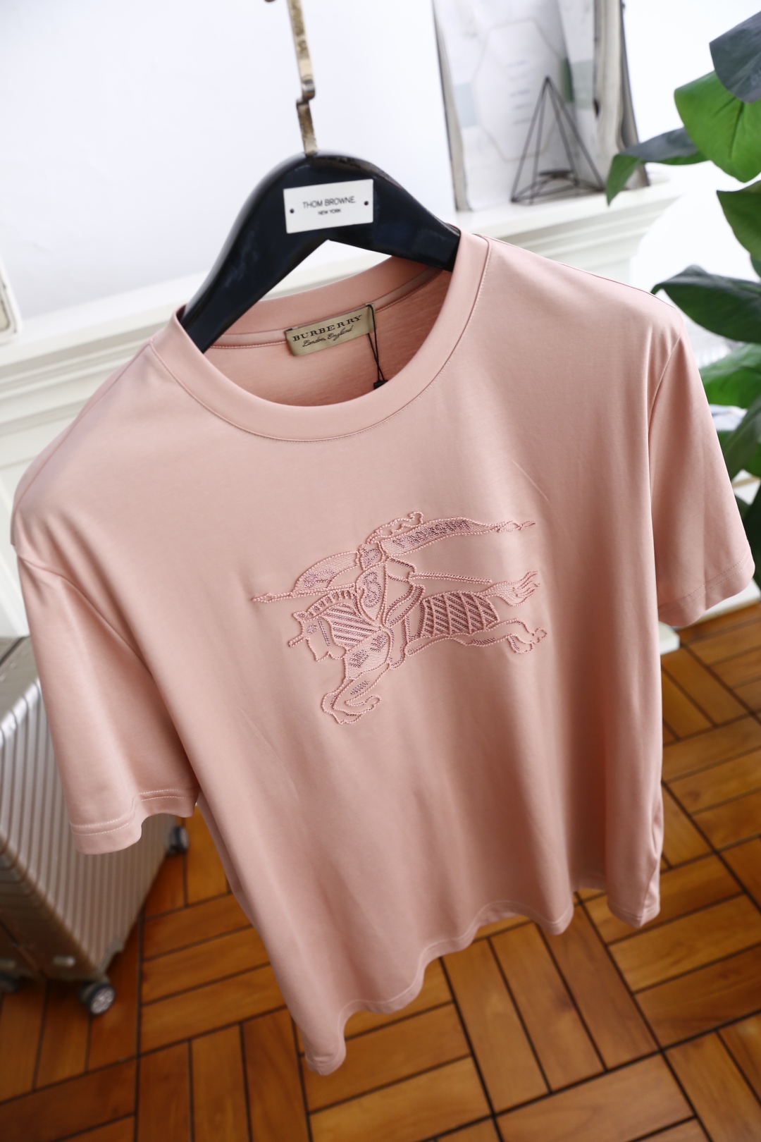 🔥巴宝丽/Burbe*ry.
25Bur夏季新品男士圆领短袖🍃经典圆领设计！胸前品牌战马LOGO标识标注