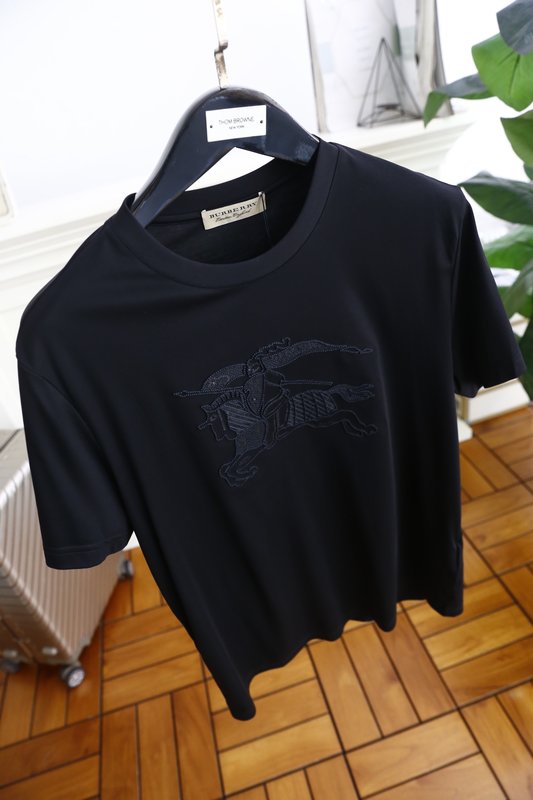 🔥巴宝丽/Burbe*ry.
25Bur夏季新品男士圆领短袖🍃经典圆领设计！胸前品牌战马LOGO标识标注