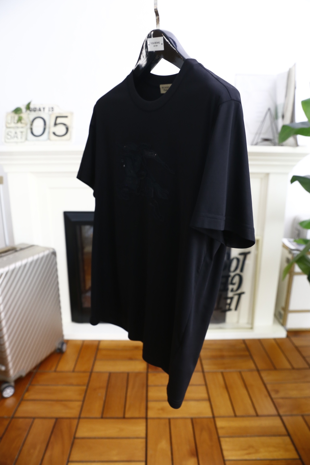 🔥巴宝丽/Burbe*ry.
25Bur夏季新品男士圆领短袖🍃经典圆领设计！胸前品牌战马LOGO标识标注