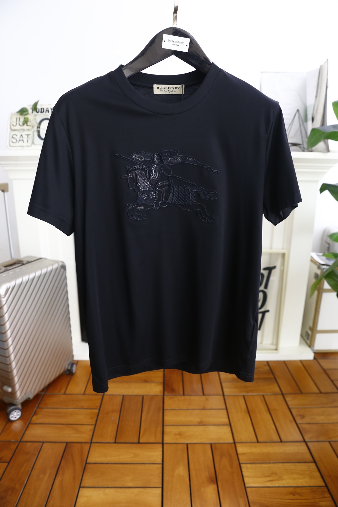 🔥巴宝丽/Burbe*ry.
25Bur夏季新品男士圆领短袖🍃经典圆领设计！胸前品牌战马LOGO标识标注
