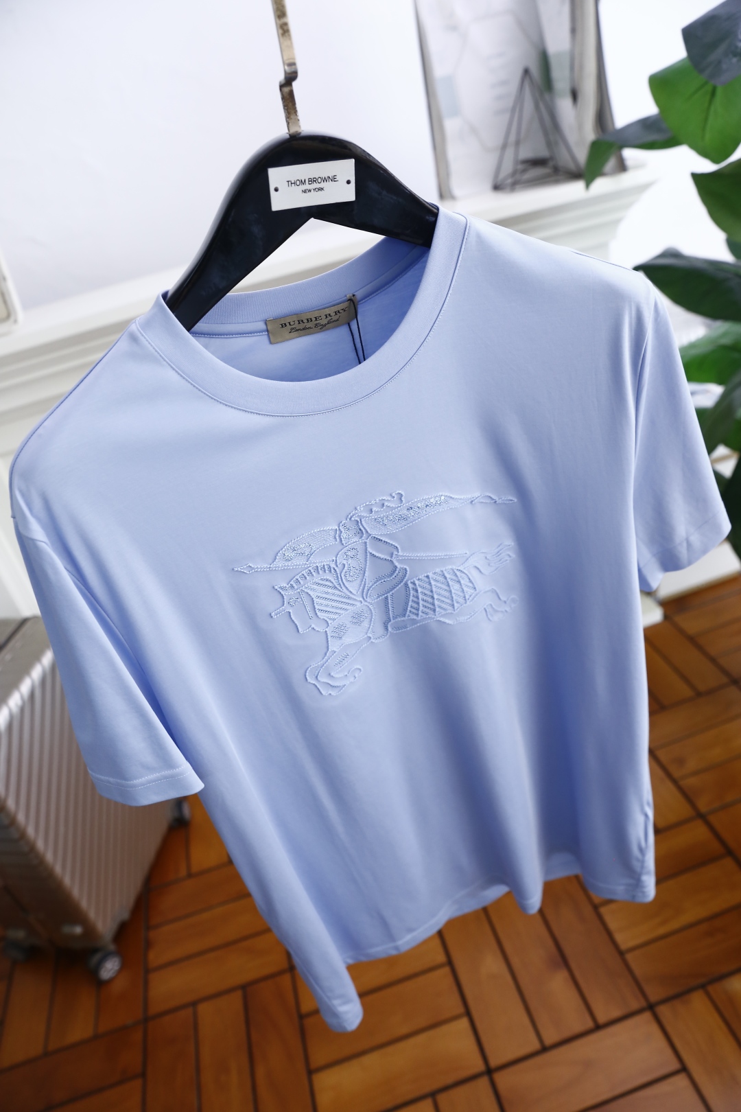 🔥巴宝丽/Burbe*ry.
25Bur夏季新品男士圆领短袖🍃经典圆领设计！胸前品牌战马LOGO标识标注