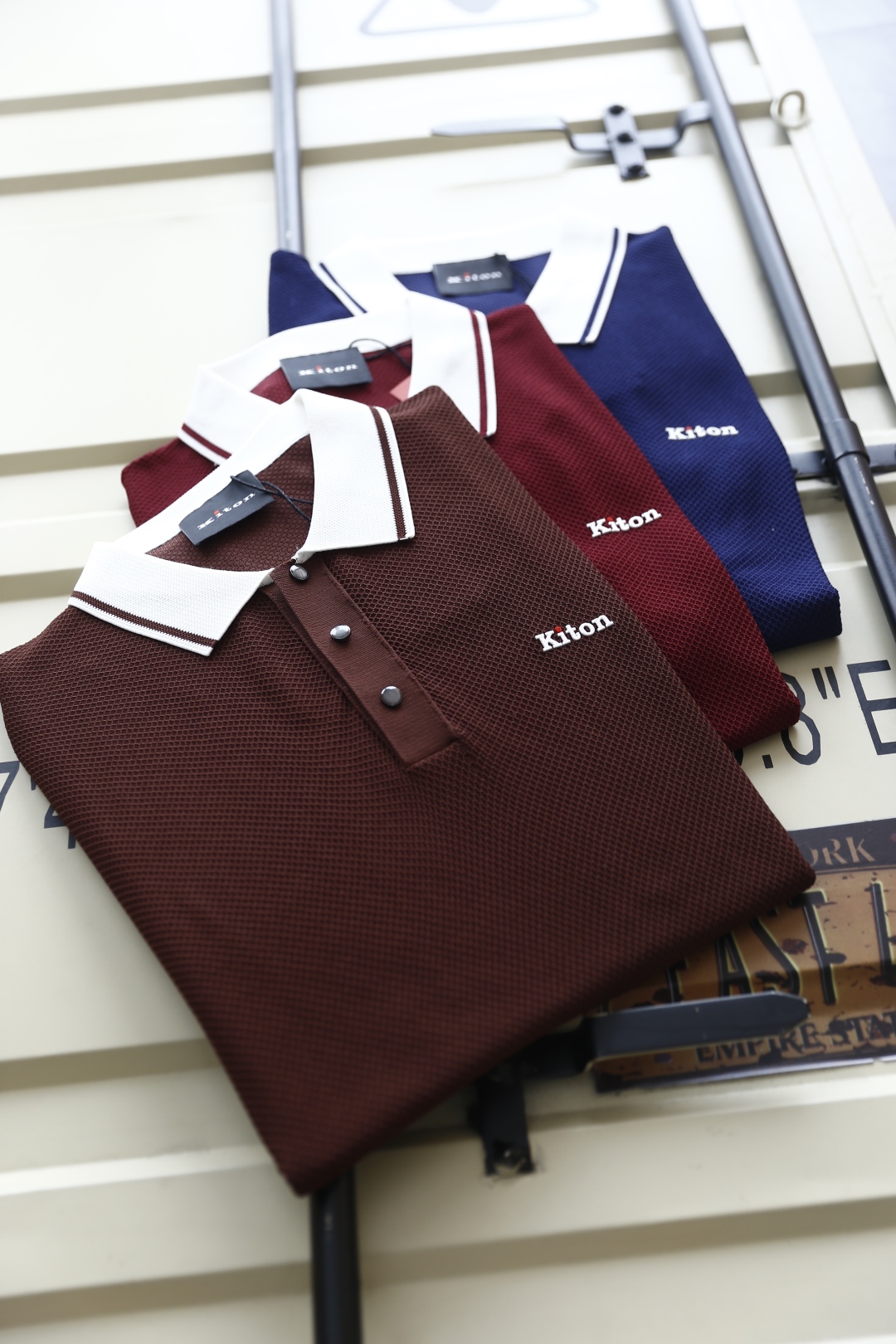 🔥kiton.
25夏季新品🆕专柜官网同步发售！时尚男士翻领针织衫！奢华经典品牌原版字母LOGO设计👍辅