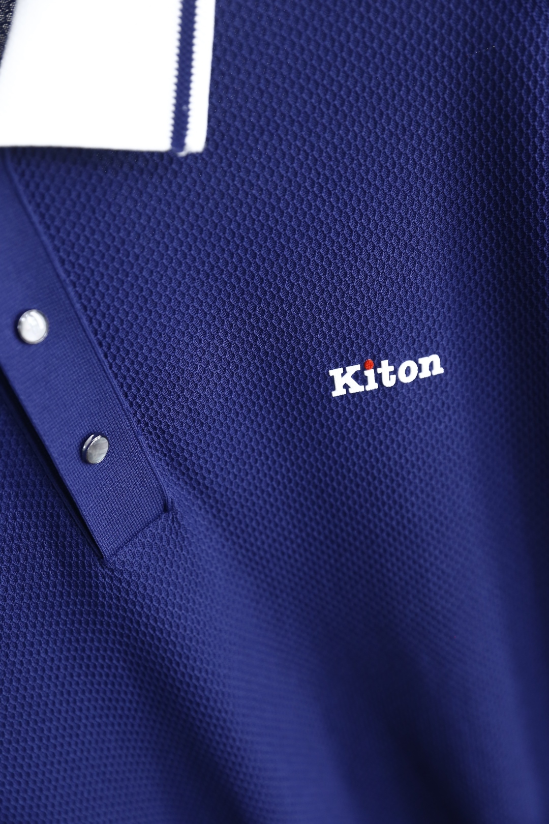 🔥kiton.
25夏季新品🆕专柜官网同步发售！时尚男士翻领针织衫！奢华经典品牌原版字母LOGO设计👍辅
