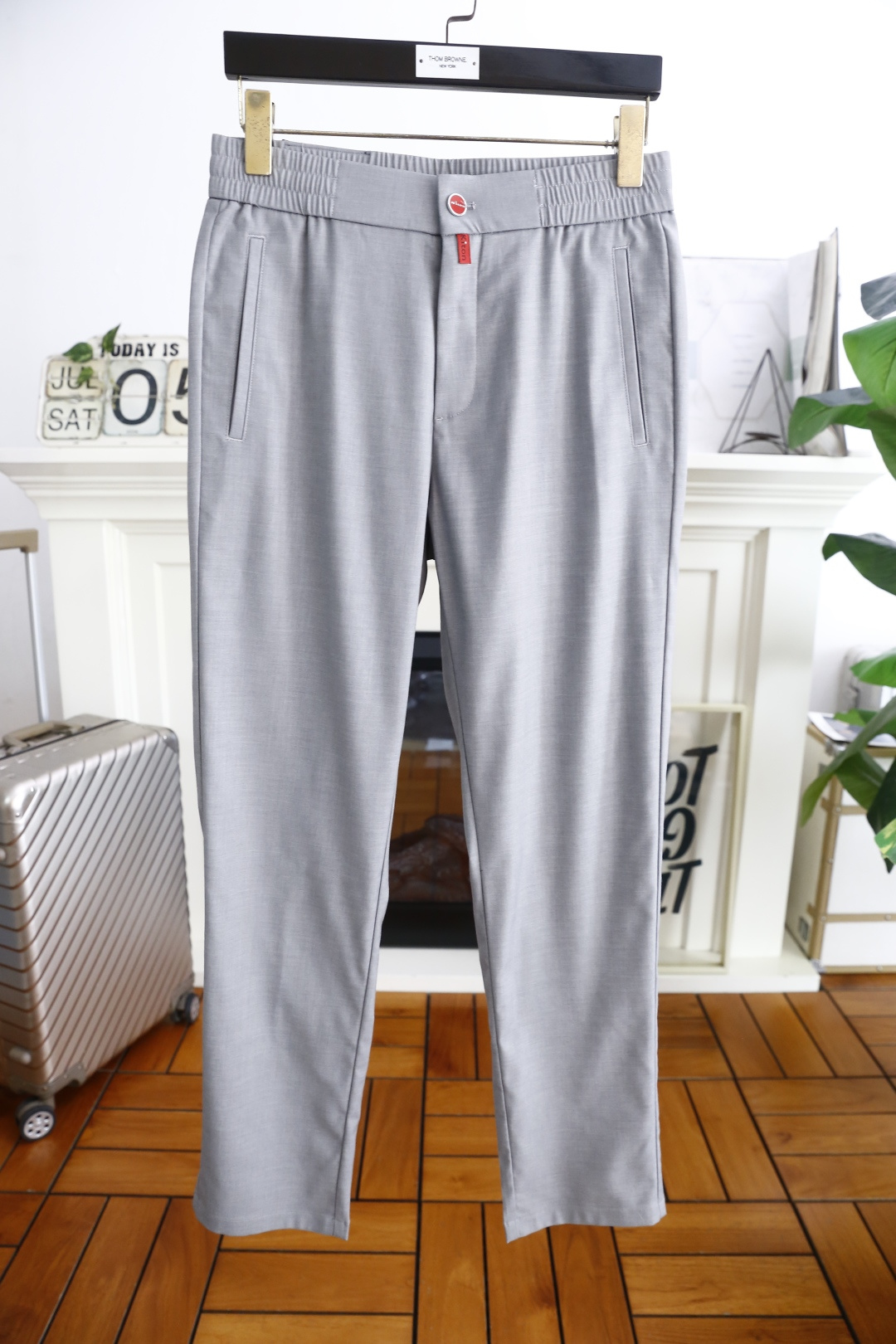 NO:508220,Kiton. 25 new summer fashion men's thin casual trousers!  It uses imported comfortable and breathable fabrics, luxurious and classic brand letter LOGO design, elastic waist paired with the upper body and comfortable!  Casual and versatile style with no restraint!  The same product for overseas European counters, the upper body is fashionable and sporty, very low-key and luxurious!  The stitching of the turner is delicate and strong!  Perfect three-dimensional tailoring, highly recommend buying the product!  Counter size S-2XL, shipped the next day!  ,alexander wang19860909kiton. 25夏季新品时尚男士薄款休闲西裤！采用进口舒适透气面料,奢华经典品牌字母LOGO设计 松紧腰搭配上身随意舒服！休闲小脚百搭款无束缚感！海外欧洲专柜同品,上身时尚运动显时尚,很低调且不失奢华品味！车工缝线细致而强悍！完美立体剪裁,强烈推荐购入货色！专柜尺码S-2XL,隔天出货！,,alexander wang,Men's clothing