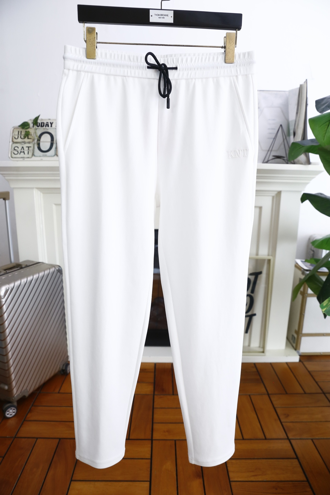 NO:506693,Kiton. 25 new summer fashion men's casual pants!  It uses imported comfortable and breathable fabrics, and the luxury brand classic letters LOGO design is casual and comfortable on the upper body!  Elastic waist and close the casual combination without restraint!  The same product for overseas European counters, the upper body is fashionable and sporty, very low-key and luxurious!  The stitching of the turner is delicate and strong!  Perfect three-dimensional tailoring, highly recommend buying the product!  Counter size 46-56, shipped the next day!  ,alexander wang19860909kiton. 25夏季新品时尚男士休闲裤！采用进口舒适透气面料,奢华品牌经典字母LOGO设计 上身随意舒服！松紧腰收口休闲搭配无束缚感！海外欧洲专柜同品,上身时尚运动显时尚,很低调且不失奢华品味！车工缝线细致而强悍！完美立体剪裁,强烈推荐购入货色！专柜尺码46-56,隔天出货！,,alexander wang,Men's clothing