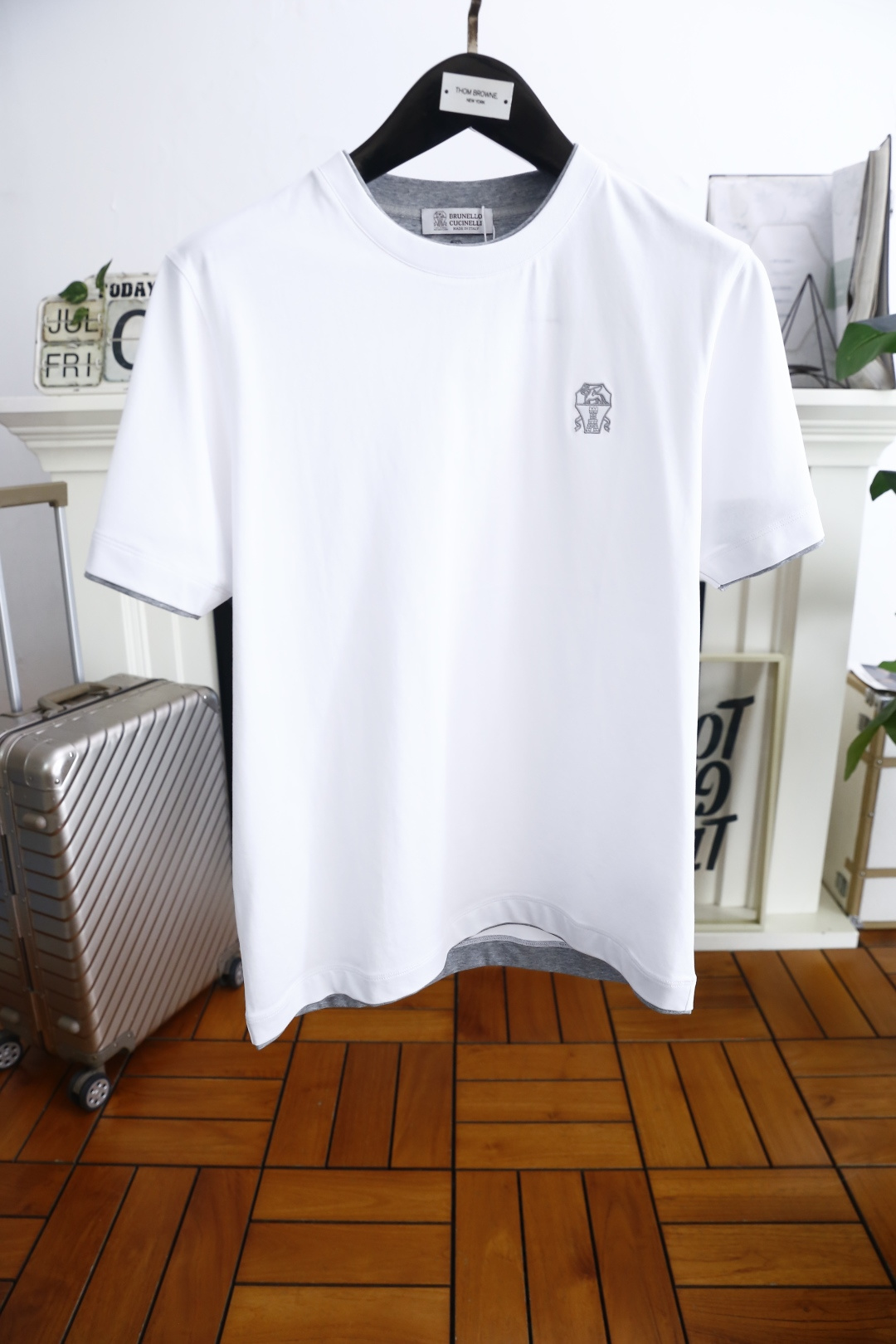 NO:458034,Brunello Cucinelli. 2025 summer new product men's round neck short sleeves on the chest with luxurious brand LOGO logo on the upper body to appreciate the youthfulness and fashion sense brought by this design!  The overall fashion is fashionable and trendy. The fabric is made of top-quality fabrics for customer supply, soft, skin-friendly and breathable, and has a very crisp and crisp drooping feeling. The upper body is fashionable and fashionable, and it is a must-have item for trendy men!  Counter size M-3XL, shipped the next day!  brunello cucinelli,T-shirt,alexander wang19860909Brunello Cucinelli. 2025夏季新品男士圆领短袖胸前奢华品牌LOGO标识标注上身就能体会这款设计带来的年轻与时尚感！整体时尚而有潮流,面料采用客供顶级面料 柔软亲肤透气 ,又有很好的挺括 垂感 上身时尚潮流色系,潮男必备单品！专柜尺码M-3XL,隔天出货！,,brunello cucinelli,T-shirt,alexander wang,Men's clothing