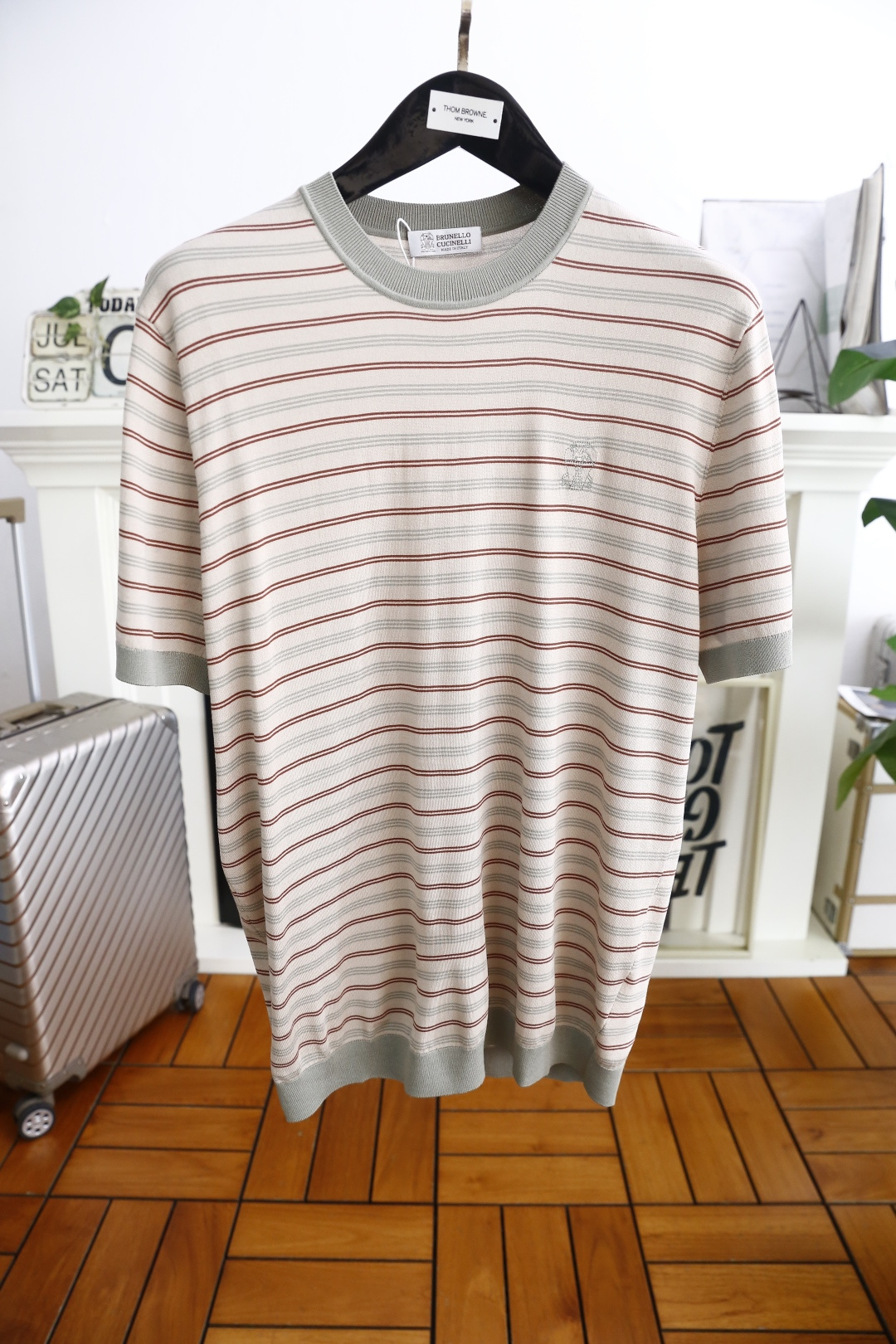 NO:458040,Brunello Cucinelli. 2025 summer new product for men's striped short-sleeved fashion classic pullover design!  High-end custom versatile styles that anyone can easily control. Use high-end, comfortable and breathable fabrics!  Luxury classic brand LOGO design, very high-end and people who understand goods must enter!  The style and tailoring are slim styles, which are very exquisite, showing aura and highlighting the exquisiteness of business men. This is the unique feature, the right slim fit, and the upper body effect is very good!  Counter size M-3XL, shipped the next day!  brunello cucinelli,T-shirt,alexander wang19860909Brunello Cucinelli. 2025夏季新品男士条纹短袖时尚经典套头设计！高级定制百搭款式 任何人都可以轻松驾驭 采用高档舒适透气面料！奢华经典品牌LOGO设计,非常显档次懂货的必须入！版型剪裁属于修身款 非常精致,显气场,又会凸显商务男士的精致,这就是独到之处,恰到好处的修身,上身效果非常赞！专柜尺码M-3XL,隔天出货！,,brunello cucinelli,T-shirt,alexander wang,Men's clothing