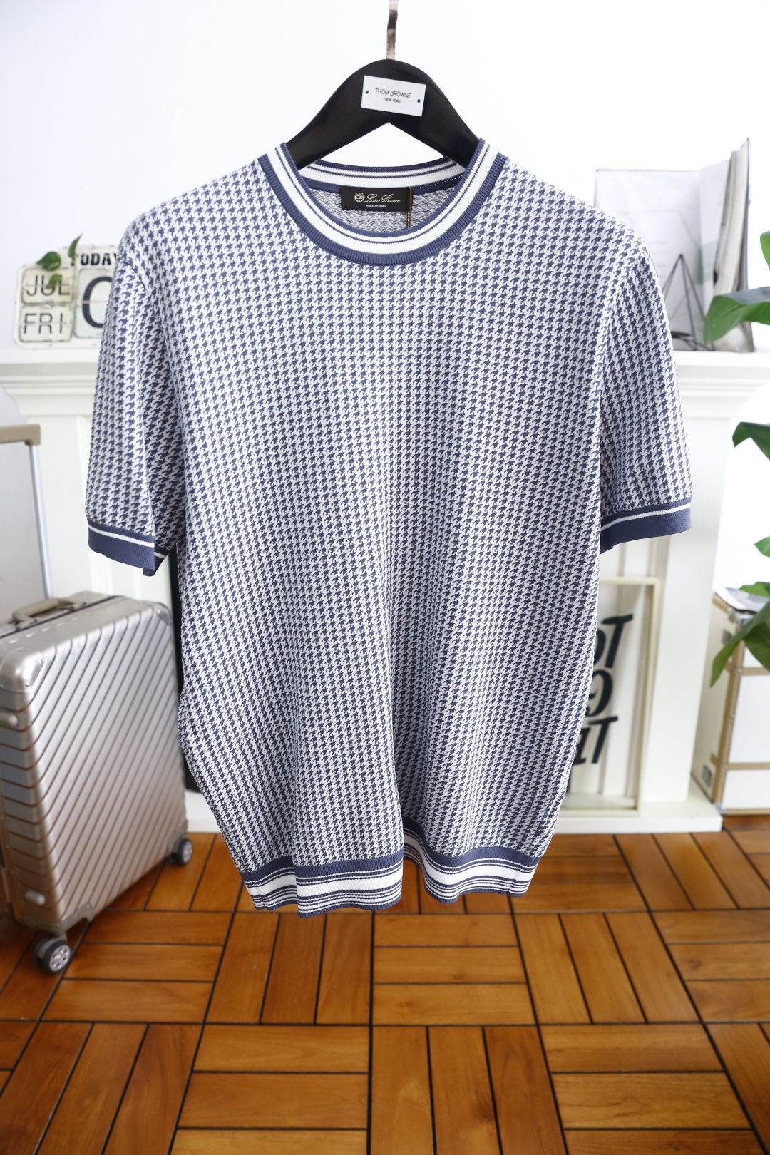 NO:458046,LP. New products for summer 2025!  Fashionable men's knitted short sleeves fashionable classic round neck design!  Luxurious classic brand element design!  High-end custom versatile styles that anyone can easily control with. Use top-quality comfortable and breathable fabrics!  It is very high-end and understandable. It must be purchased!  Soft, skin-friendly and breathable, and has a very crisp and drooping feeling. The upper body is fashionable and fashionable, and it is a must-have item for trendy men!  Counter size 48-56, shipped the next day!  ,loro piana,T-shirt,alexander wang19860909LP. 2025夏季新品！时尚男士针织短袖时尚经典圆领设计！奢华经典品牌元素设计！高级定制百搭款式 任何人都可以轻松驾驭 采用顶级舒适透气面料！非常显档次懂货的必须入！柔软亲肤透气 ,又有很好的挺括 垂感 上身时尚潮流色系,潮男必备单品！专柜尺码48-56,隔天出货！,,loro piana,T-shirt,alexander wang,Men's clothing