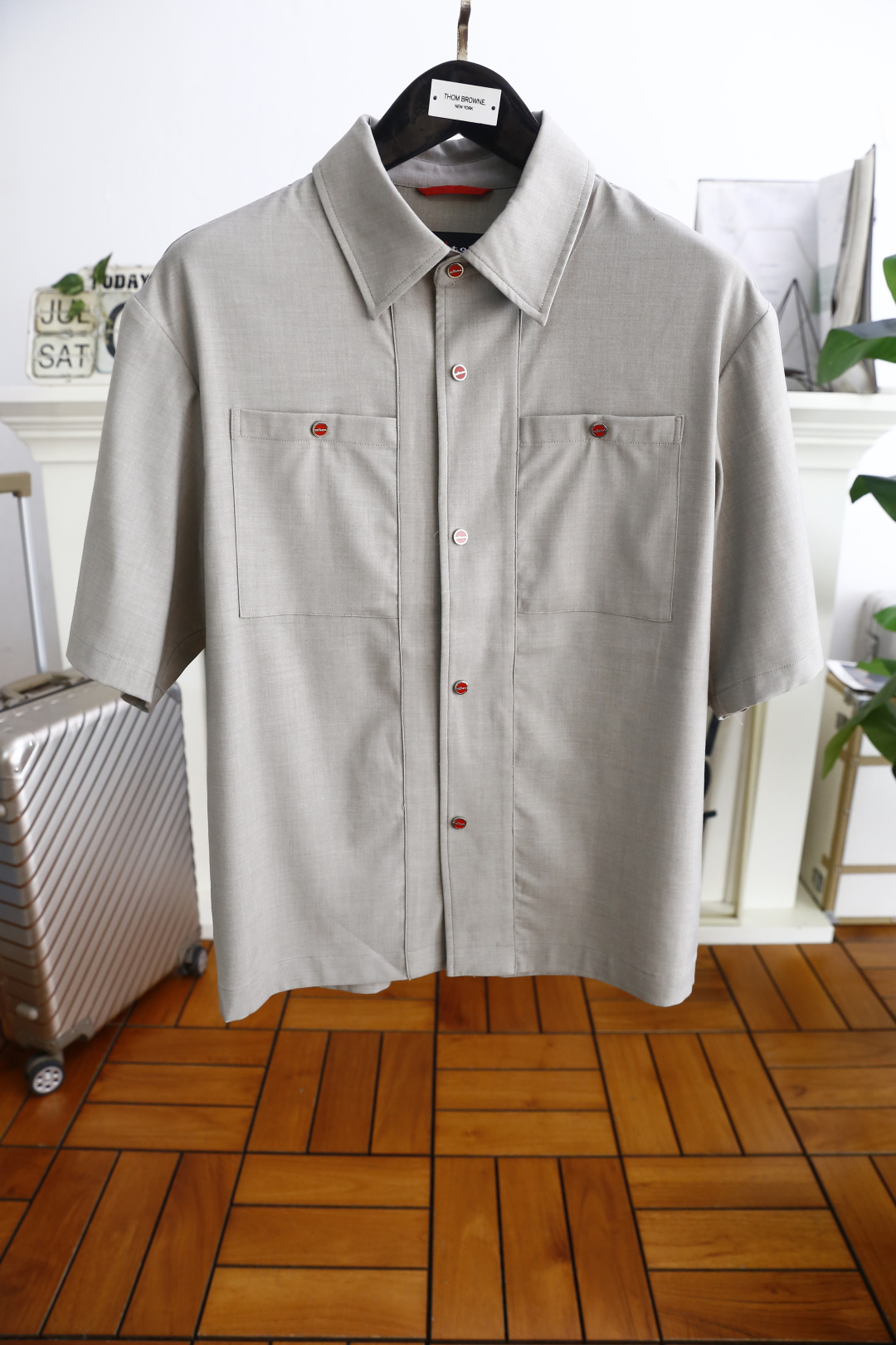 NO:506675,Kiton. The latest fashion designer styles in summer are the first batch of lapel collar cardigans in the market!  Luxurious original brand exquisite LOGO design!  The design changes of high-level structural tailoring are displayed in detail everywhere to show the diverse image changes of men, slim and neat, and tailoring, satisfying the popular multi-layered outfits and versatile styles of life!  Counter size S-2XL, shipped the next day!  ,T-shirt,alexander wang19860909Kiton. 夏季最新款时尚设计师款市场首批翻领领开衫短袖！奢华原版品牌精致LOGO设计！处处细节显工艺足够的高级结构性剪裁的设计改变来展现男士多样的形象变化,修身利落、剪裁合体,满足时下正流行的多层次穿搭,生活百搭款式！专柜尺码S-2XL,隔天出货！,,T-shirt,alexander wang,Men's clothing