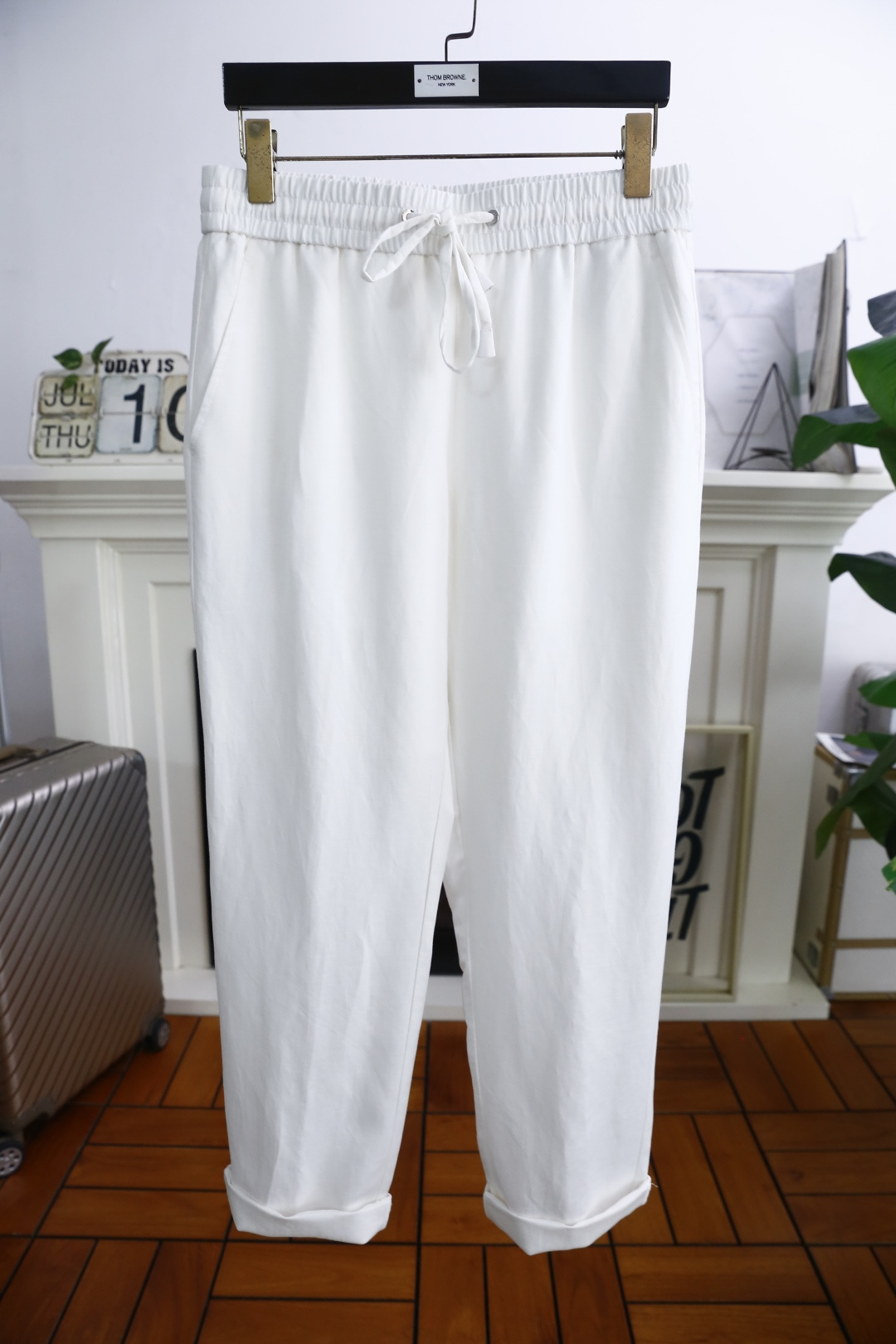 NO:506690,Jeni*/Ze*na. 25 new summer fashion men's thin casual pants!  It uses imported comfortable and breathable cotton fabric, luxurious and classic elements design, and the upper body is comfortable!  The elastic waist is loose and has no restraint!  The same product for overseas European counters, the upper body is fashionable and sporty, very low-key and luxurious!  The stitching of the turner is delicate and strong!  Perfect three-dimensional tailoring, highly recommend buying the product!  Counter sizes 48-58, shipped the next day!  ,zegna,alexander wang19860909杰尼*/Ze*na. 25夏季新品时尚男士薄款休闲裤！采用进口舒适透气棉面料,奢华经典元素设计 上身随意舒服！松紧腰宽松版型搭配无束缚感！海外欧洲专柜同品,上身时尚运动显时尚,很低调且不失奢华品味！车工缝线细致而强悍！完美立体剪裁,强烈推荐购入货色！专柜尺码48-58,隔天出货！,,zegna,alexander wang,Men's clothing