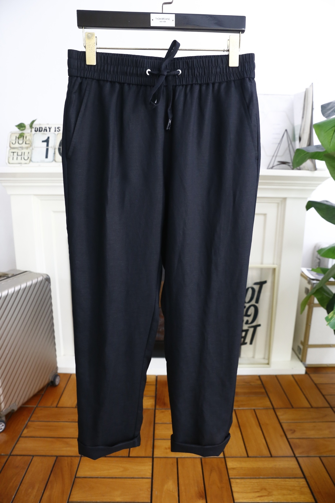 NO:508225,Jeni*/Ze*na. 25 new summer fashion men's thin casual pants!  It uses imported comfortable and breathable cotton fabric, luxurious and classic elements design, and the upper body is comfortable!  The elastic waist is loose and has no restraint!  The same product for overseas European counters, the upper body is fashionable and sporty, very low-key and luxurious!  The stitching of the turner is delicate and strong!  Perfect three-dimensional tailoring, highly recommend buying the product!  Counter sizes 48-58, shipped the next day!  ,zegna,alexander wang19860909杰尼*/Ze*na. 25夏季新品时尚男士薄款休闲裤！采用进口舒适透气棉面料,奢华经典元素设计 上身随意舒服！松紧腰宽松版型搭配无束缚感！海外欧洲专柜同品,上身时尚运动显时尚,很低调且不失奢华品味！车工缝线细致而强悍！完美立体剪裁,强烈推荐购入货色！专柜尺码48-58,隔天出货！,,zegna,alexander wang,Men's clothing