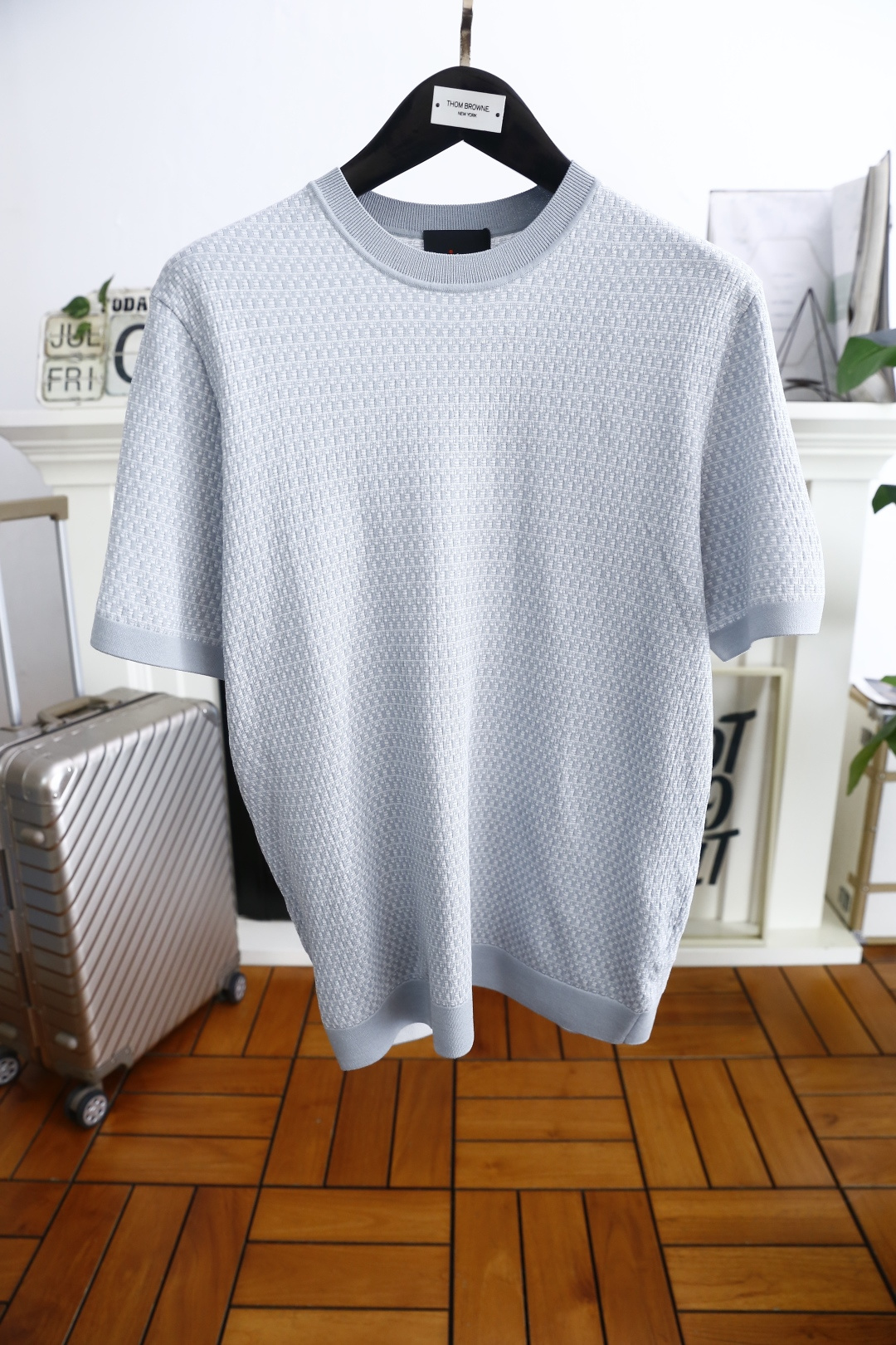 NO:458093,LP. New products for summer 2025!  Fashionable men's knitted short sleeves fashionable classic round neck design!  Luxurious classic brand element design!  High-end custom versatile styles that anyone can easily control with. Use top-quality comfortable and breathable fabrics!  It is very high-end and understandable. It must be purchased!  Soft, skin-friendly and breathable, and has a very crisp and drooping feeling. The upper body is fashionable and fashionable, and it is a must-have item for trendy men!  Counter size 48-56, shipped the next day!  ,loro piana,T-shirt,alexander wang19860909LP. 2025夏季新品！时尚男士针织短袖时尚经典圆领设计！奢华经典品牌元素设计！高级定制百搭款式 任何人都可以轻松驾驭 采用顶级舒适透气面料！非常显档次懂货的必须入！柔软亲肤透气 ,又有很好的挺括 垂感 上身时尚潮流色系,潮男必备单品！专柜尺码48-56,隔天出货！,,loro piana,T-shirt,alexander wang,Men's clothing