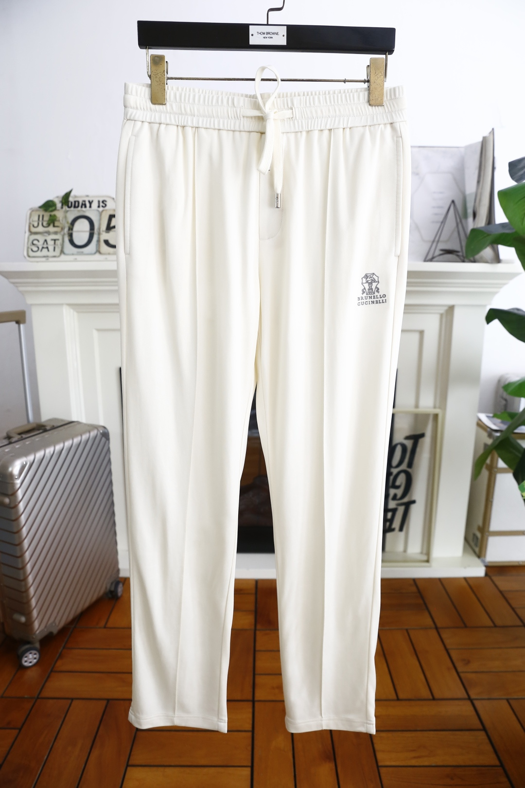 NO:458058,Brunello Cucinelli. 25 new summer fashion men's thin casual pants!  Classic two-side pocket design!  It uses imported comfortable and breathable cotton fabric, luxurious and classic LOGO design, and the upper body is comfortable!  Elastic waist and small feet with no restraint!  The same product for overseas European counters, the upper body is fashionable and sporty, very low-key and luxurious!  The stitching of the turner is delicate and strong!  Perfect three-dimensional tailoring, highly recommend buying the product!  Counter size M-3XL, shipped the next day!  brunello cucinelli alexander wang19860909Brunello Cucinelli. 25夏季新品时尚男士薄款休闲裤！经典两侧插袋设计！采用进口舒适透气棉面料,奢华经典LOGO设计 上身随意舒服！松紧腰小脚搭配无束缚感！海外欧洲专柜同品,上身时尚运动显时尚,很低调且不失奢华品味！车工缝线细致而强悍！完美立体剪裁,强烈推荐购入货色！专柜尺码M-3XL,隔天出货！,,brunello cucinelli,alexander wang,Men's clothing