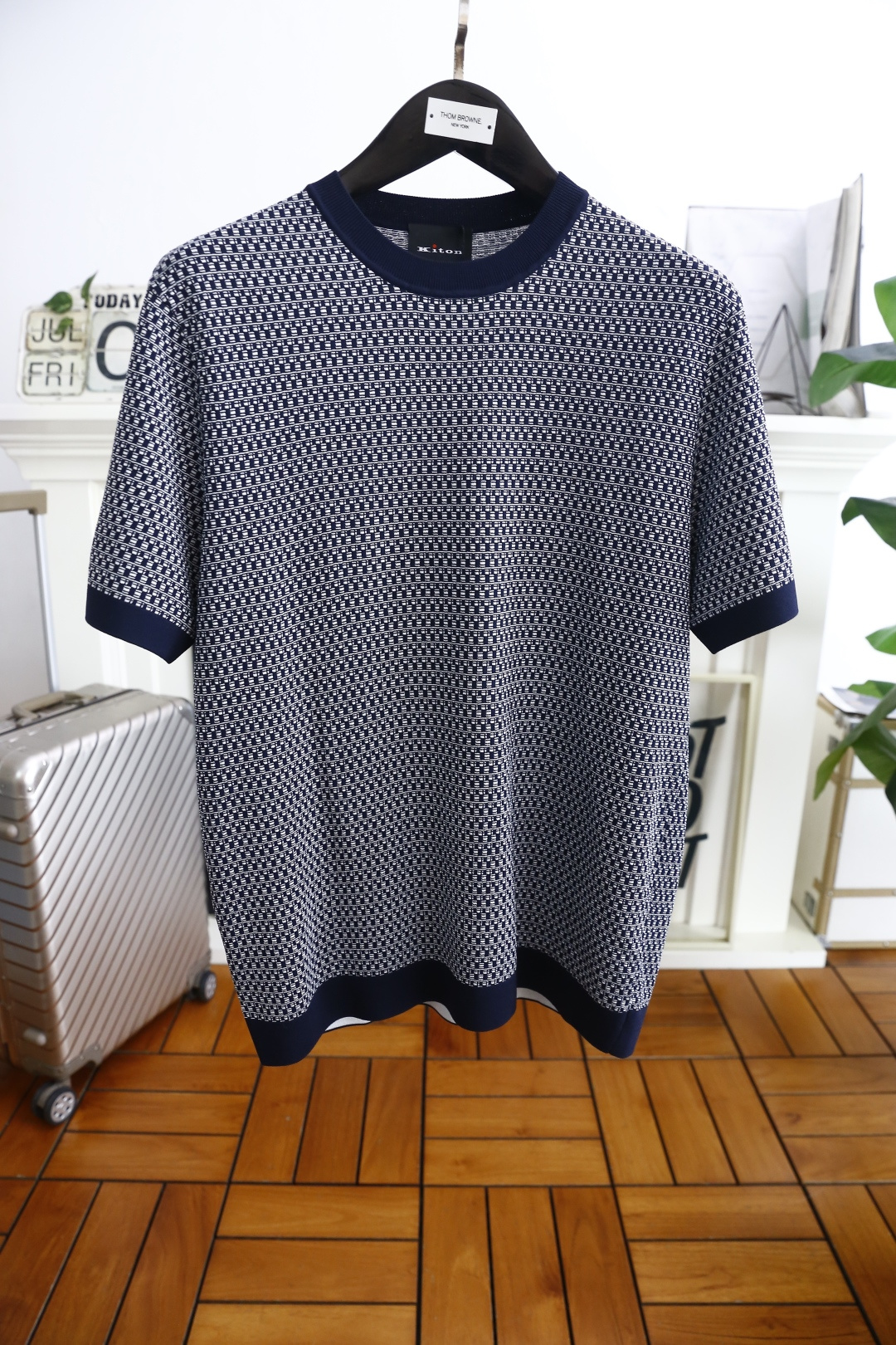 NO:458088,Kiton. New product for summer 2025!  Fashionable men's knitted short sleeves fashionable classic round neck design!  Luxurious classic brand element design!  High-end custom versatile styles that anyone can easily control with. Use top-quality comfortable and breathable fabrics!  It is very high-end and understandable. It must be purchased!  Soft, skin-friendly and breathable, and has a very crisp and drooping feeling. The upper body is fashionable and fashionable, and it is a must-have item for trendy men!  Counter size 48-56, shipped the next day!  ,T-shirt,alexander wang19860909kiton. 2025夏季新品！时尚男士针织短袖时尚经典圆领设计！奢华经典品牌元素设计！高级定制百搭款式 任何人都可以轻松驾驭 采用顶级舒适透气面料！非常显档次懂货的必须入！柔软亲肤透气 ,又有很好的挺括 垂感 上身时尚潮流色系,潮男必备单品！专柜尺码48-56,隔天出货！,,T-shirt,alexander wang,Men's clothing