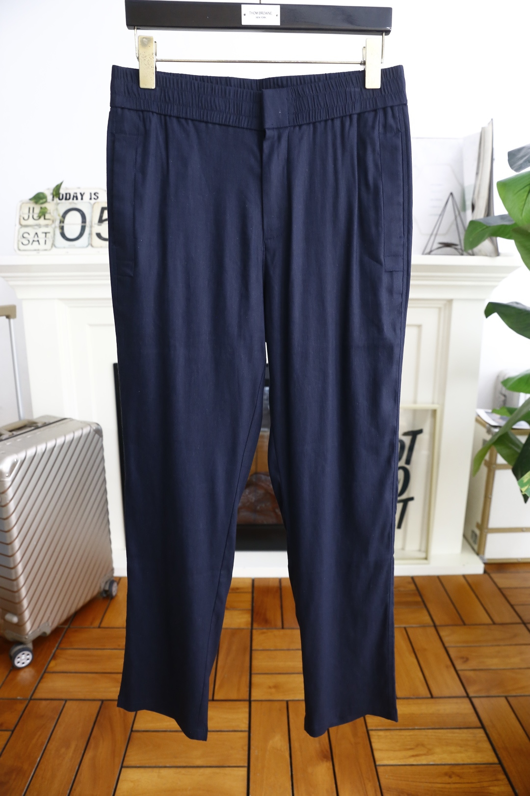 NO:458052,Jeni*/Ze*na. 25 new summer fashion men's thin casual pants!  It uses imported comfortable cotton and linen fabrics, luxurious and classic brand LOGO elements design, and the upper body is casual and comfortable!  Classic comfortable and elastic waist paired with no restraint!  The same product for overseas European counters, the upper body is fashionable and sporty, very low-key and luxurious!  The stitching of the turner is delicate and strong!  Perfect three-dimensional tailoring, highly recommend buying the product!  Counter size 48-56, shipped the next day!  ,zegna,alexander wang19860909杰尼*/Ze*na. 25夏季新品时尚男士薄款休闲裤！采用进口舒适棉麻面料,奢华经典品牌LOGO元素设计 上身随意舒服！经典舒适松紧腰搭配无束缚感！海外欧洲专柜同品,上身时尚运动显时尚,很低调且不失奢华品味！车工缝线细致而强悍！完美立体剪裁,强烈推荐购入货色！专柜尺码48-56,隔天出货！,,zegna,alexander wang,Men's clothing