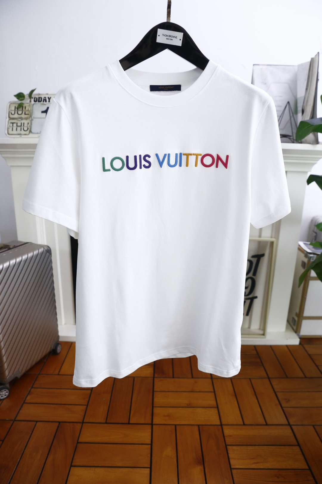 NO:458060,Louis Vuit*/Louis Vuit*on. New 2025 summer model!  Fashion original single men's round neck short sleeve luxury classic brand original LOGO design!  High-end customization, high-version, fashionable and versatile!  The European cotton fabric is made of comfortable and customized, and it feels super soft and delicate, and it is comfortable to wear. It is high-end boutique. The fine OEM factory makes it very good. It is a must-have item for men!  Size S-2XL, shipped the next day!  ,,louis vuitton,louis vuitton,T-shirt,alexander wang19860909路易威*/Louis Vuit*on. 2025夏季新款！时尚原单男士圆领短袖奢华经典品牌原版LOGO设计！高端定制 高版本 时尚百搭爆款！采用舒适定制欧洲棉面料手感超柔软细腻 穿着亲肤舒适 高端精品 代工厂精细做上身非常赞 男士必备单品！尺码S-2XL,隔天出货！,,louis vuitton,louis vuitton,T-shirt,alexander wang,Men's clothing