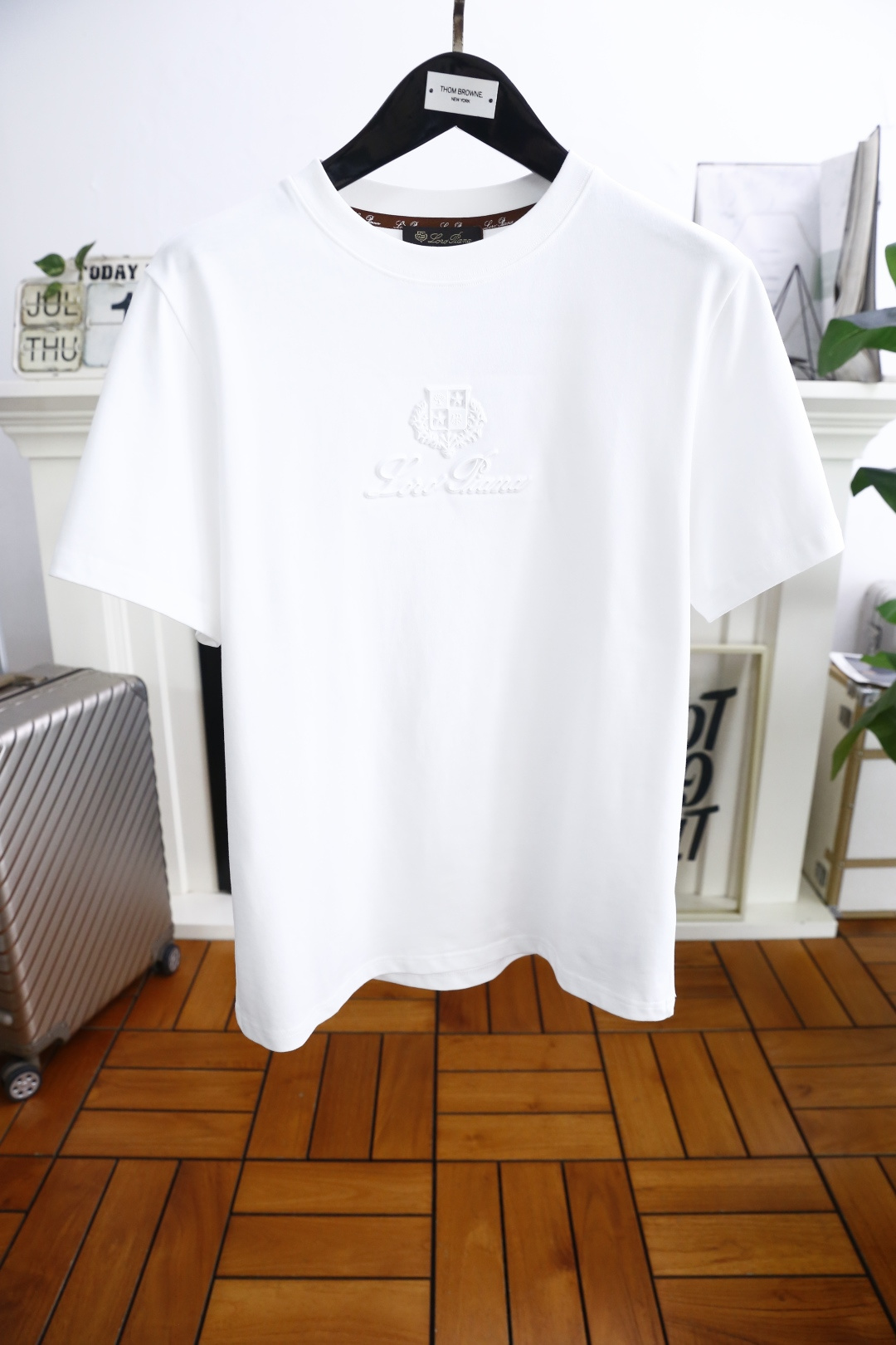 NO:458083,LP. 2025 summer new product fashionable round neck short sleeve high-end custom versatile style!  More practical, anyone can easily control it. It adopts classic comfortable and breathable fabric craftsmanship. The luxury classic brand letter logo design is very high-end and those who understand goods must enter!  The style and tailoring are slim styles, which are very exquisite, showing aura and highlighting the exquisiteness of business men. This is the unique feature, the right slim fit, and the upper body effect is very good!  Counter size S-2XL, shipped the next day!  ,loro piana,T-shirt,alexander wang19860909LP. 2025夏季新品时尚圆领短袖高级定制百搭款式！更有实用感 任何人都可以轻松驾驭 采用经典舒适透气面料工艺 奢华经典品牌字母logo设计,非常显档次懂货的必须入！版型剪裁属于修身款 非常精致,显气场,又会凸显商务男士的精致,这就是独到之处,恰到好处的修身,上身效果非常赞！专柜尺码S-2XL,隔天出货！,,loro piana,T-shirt,alexander wang,Men's clothing