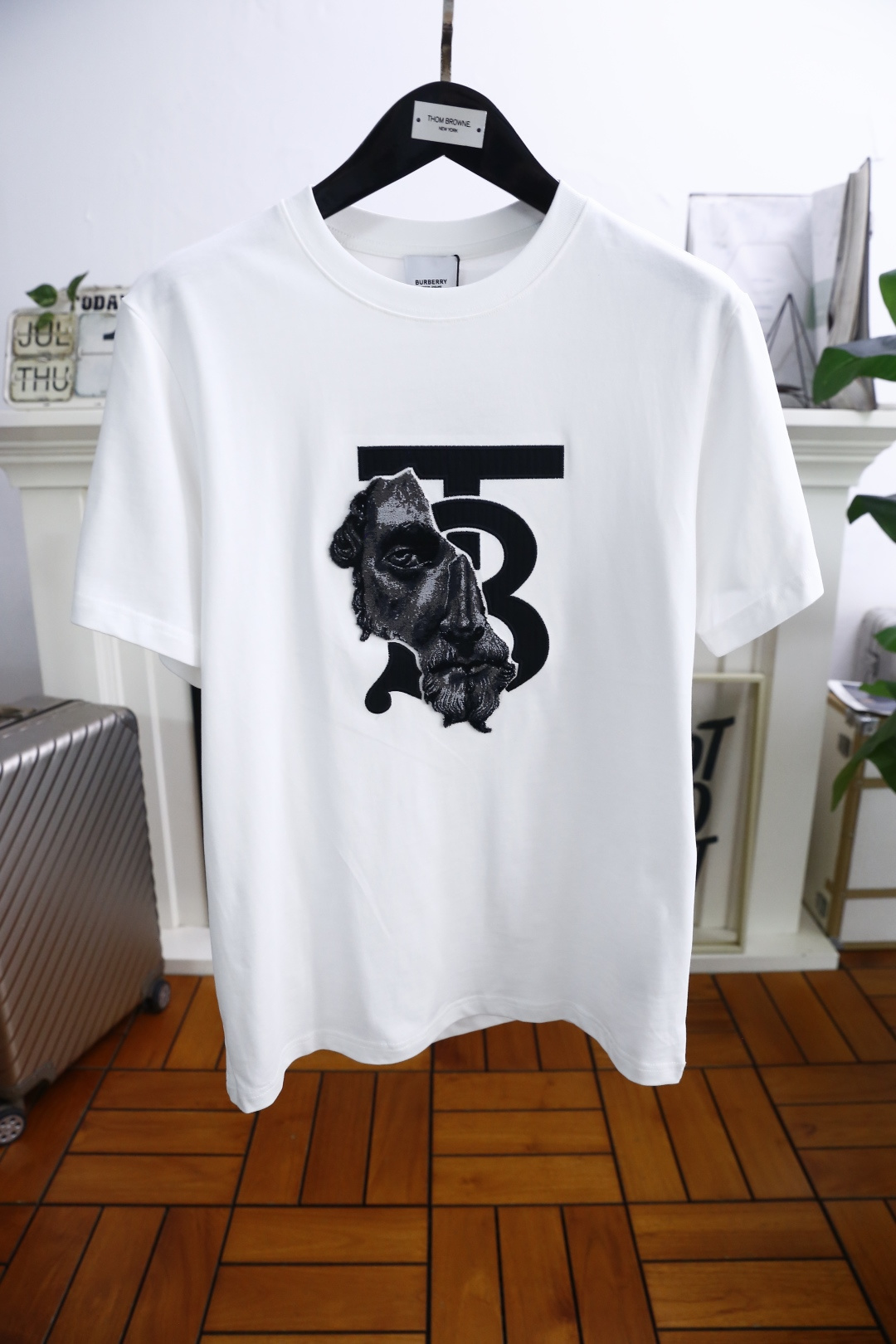 NO:458054,Burberry/Burbe*ry. 25Bur summer new product men's round neck short sleeve classic round neck design!  The brand letter LOGO logo on the chest can be used to appreciate the youthfulness and fashion sense brought by this design!  The overall style is fashionable and trendy, using comfortable and breathable cotton fabric, soft, skin-friendly and breathable, and has a very crisp and drooping feeling. The upper body is fashionable and fashionable, and it is a must-have item in summer!  Counter size S-2XL, shipped the next day!  ,burberry,burberry,T-shirt,alexander wang19860909巴宝丽/Burbe*ry. 25Bur夏季新品男士圆领短袖经典圆领设计！胸前品牌字母LOGO标识标注上身就能体会这款设计带来的年轻与时尚感！整体时尚而有潮流,采用舒适透气棉面料 柔软亲肤透气 ,又有很好的挺括 垂感 上身时尚潮流色系,夏季必备单品！专柜尺码S-2XL,隔天出货！,,burberry,burberry,T-shirt,alexander wang,Men's clothing