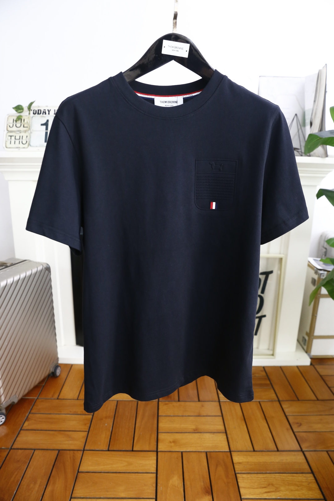 NO:458072,Tom Brown. 2025 summer new product fashionable round neck short sleeve high-end custom versatile style!  More practical, anyone can easily control it. It adopts classic comfortable and breathable fabric craftsmanship. The luxury classic brand dachshund logo design is very high-end and those who understand the goods must enter!  The style and tailoring are slim styles, which are very exquisite, showing aura and highlighting the exquisiteness of business men. This is the unique feature, the right slim fit, and the upper body effect is very good!  Counter size S-2XL, shipped the next day!  ,thom browne,T-shirt,alexander wang19860909汤姆布朗. 2025夏季新品时尚圆领短袖高级定制百搭款式！更有实用感 任何人都可以轻松驾驭 采用经典舒适透气面料工艺 奢华经典品牌腊肠狗logo设计,非常显档次懂货的必须入！版型剪裁属于修身款 非常精致,显气场,又会凸显商务男士的精致,这就是独到之处,恰到好处的修身,上身效果非常赞！专柜尺码S-2XL,隔天出货！,,thom browne,T-shirt,alexander wang,Men's clothing