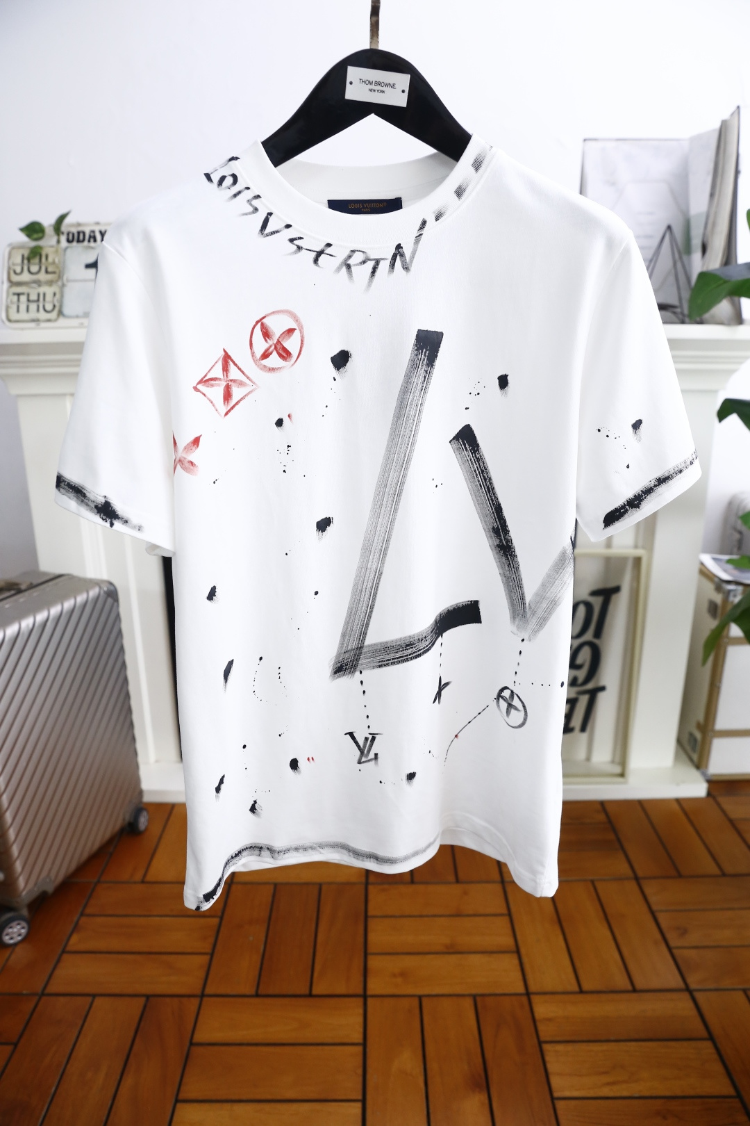 NO:458042,Louis Vuit*/Louis Vuit*on. New 2025 summer model!  Fashion original single men's round neck short sleeve luxury classic brand original LOGO design!  High-end customization, high-version, fashionable and versatile!  The European cotton fabric is made of comfortable and customized, and it feels super soft and delicate, and it is comfortable to wear. It is high-end boutique. The fine OEM factory makes it very good. It is a must-have item for men!  Size S-2XL, shipped the next day!  ,,louis vuitton,louis vuitton,T-shirt,alexander wang19860909路易威*/Louis Vuit*on. 2025夏季新款！时尚原单男士圆领短袖奢华经典品牌原版LOGO设计！高端定制 高版本 时尚百搭爆款！采用舒适定制欧洲棉面料手感超柔软细腻 穿着亲肤舒适 高端精品 代工厂精细做上身非常赞 男士必备单品！尺码S-2XL,隔天出货！,,louis vuitton,louis vuitton,T-shirt,alexander wang,Men's clothing