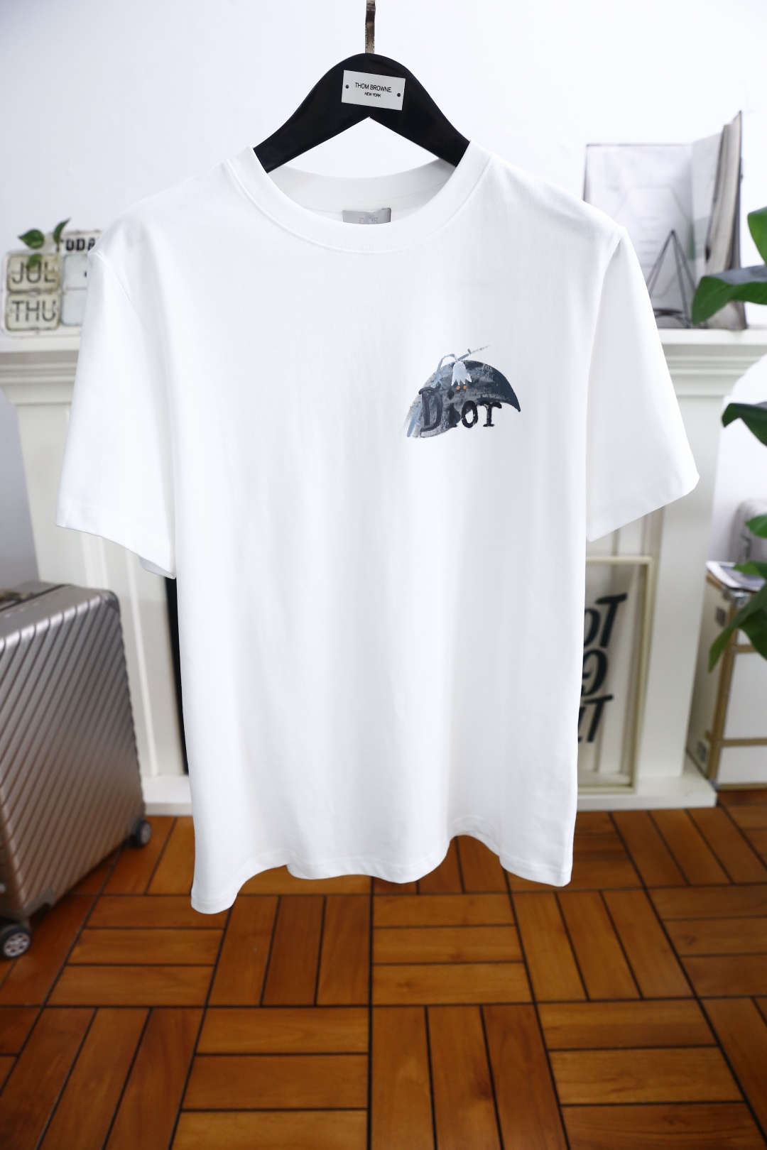 NO:458048,Dior/Christian D*or. 2025 summer new product men's round neck short sleeves on the chest with luxurious brand letters LOGO logo on the upper body, you can experience the youthfulness and fashion sense brought by this design!  The overall style is fashionable and trendy, using comfortable European cotton fabric, soft, skin-friendly and breathable, and has a very crisp and drooping feeling. The upper body is fashionable and fashionable, and it is a must-have item for trendy men!  Counter size S-2XL, shipped the next day!  ,dior,T-shirt,alexander wang19860909迪奥/Christian D*or. 2025夏季新品男士圆领短袖胸前奢华品牌字母LOGO标识标注上身就能体会这款设计带来的年轻与时尚感！整体时尚而有潮流,采用舒适欧洲棉面料 柔软亲肤透气 ,又有很好的挺括 垂感 上身时尚潮流色系,潮男必备单品！专柜尺码S-2XL,隔天出货！,,dior,T-shirt,alexander wang,Men's clothing