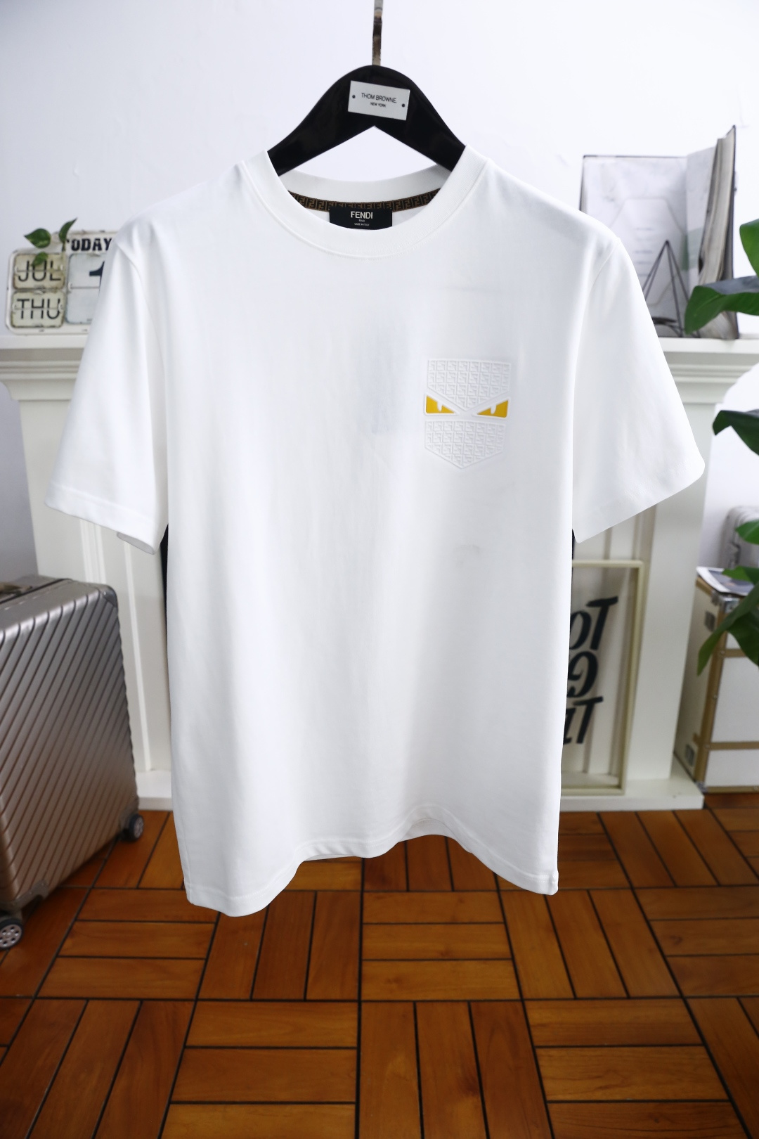 NO:458066,Fendi/Fe*di. 2025 summer new product men's round neck short sleeves on the chest with a luxurious brand LOGO logo on the upper body, you can experience the youthfulness and fashion sense brought by this design!  The overall style is fashionable and trendy, using comfortable and breathable cotton fabric, soft, skin-friendly and breathable, and has a very crisp and crisp drooping feeling. The upper body is fashionable and fashionable colors, a must-have item for trendy men!  Counter size S-2XL, shipped the next day!  ,fendi,T-shirt,alexander wang19860909芬迪/Fe*di. 2025夏季新品男士圆领短袖胸前奢华品牌LOGO标识标注上身就能体会这款设计带来的年轻与时尚感！整体时尚而有潮流,采用舒适透气棉面料 柔软亲肤透气 ,又有很好的挺括 垂感 上身时尚潮流色系,潮男必备单品！专柜尺码S-2XL,隔天出货！,,fendi,T-shirt,alexander wang,Men's clothing