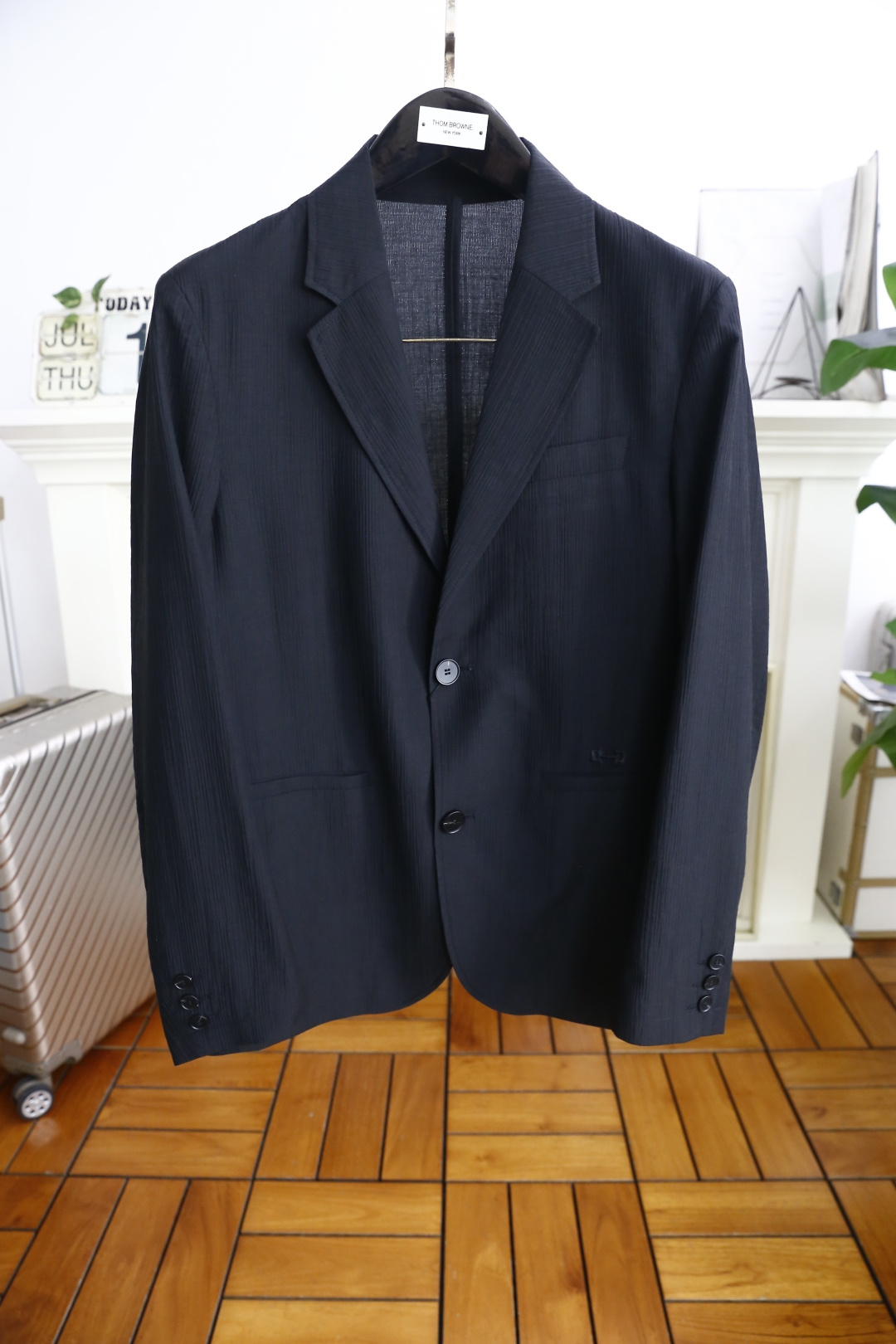 NO:458076,Jeni*/Ze*na. 2025 summer new product fashionable men's thin suit luxury classic brand element design!  A very popular item. The shape of the whole body is quite design, which is enough to attract attention in terms of vision. It perfectly interprets the characteristics and soul of the brand. The top-quality imported fabrics are very delicate in texture, exquisite in detail and exquisite in detail, and auxiliary materials are all supplied by foreign merchants. It is a very shaping item. The shape of the street is absolutely eye-catching, and it is an excellent equipment that can be selected from thousands of people. Size 46-58, shipped the next day!  ,zegna,alexander wang19860909杰尼*/Ze*na. 2025夏季新品时尚男士薄款西服奢华经典品牌元素设计！人气极高的一款单品.通体的造型颇具设计感,在视觉方面足矣吸引眼球完美诠释了品牌的特质及灵魂所在.客供进口顶级面料质感非常细腻,细节工艺精湛考究,辅料皆为外商客供,塑造性极高的一款单品,出街造型绝对招眼吸睛,万里挑一的绝佳装备.尺码46-58,隔天出货！,,zegna,alexander wang,Men's clothing