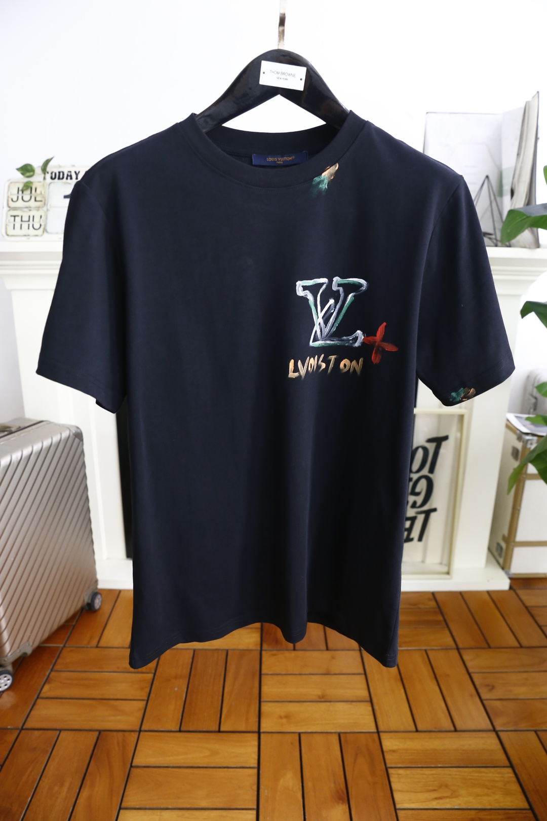 NO:458062,Louis Vuit*/Louis Vuit*on. New 2025 summer model!  Fashion original single men's round neck short sleeve luxury classic brand original LOGO design!  High-end customization, high-version, fashionable and versatile!  The European cotton fabric is made of comfortable and customized, and it feels super soft and delicate, and it is comfortable to wear. It is high-end boutique. The fine OEM factory makes it very good. It is a must-have item for men!  Size S-2XL, shipped the next day!  ,,louis vuitton,louis vuitton,T-shirt,alexander wang19860909路易威*/Louis Vuit*on. 2025夏季新款！时尚原单男士圆领短袖奢华经典品牌原版LOGO设计！高端定制 高版本 时尚百搭爆款！采用舒适定制欧洲棉面料手感超柔软细腻 穿着亲肤舒适 高端精品 代工厂精细做上身非常赞 男士必备单品！尺码S-2XL,隔天出货！,,louis vuitton,louis vuitton,T-shirt,alexander wang,Men's clothing