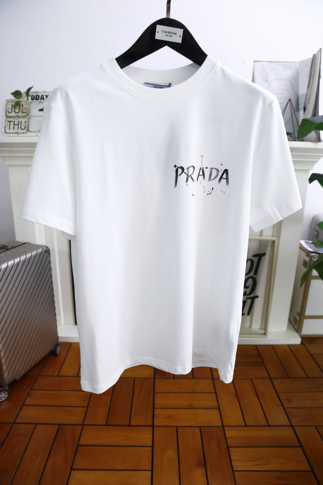 NO:458056,Pula*/Pr*da. 2025 summer new product men's round neck short sleeves on the chest with luxurious brand LOGO logo on the upper body, you can experience the youthfulness and fashion sense brought by this design!  The overall style is fashionable and trendy, using comfortable and breathable cotton fabric, soft, skin-friendly and breathable, and has a very crisp and crisp drooping feeling. The upper body is fashionable and fashionable colors, a must-have item for trendy men!  Counter size S-2XL, shipped the next day!  ,,prada,T-shirt,alexander wang19860909普拉*/Pr*da. 2025夏季新品男士圆领短袖胸前奢华品牌LOGO标识标注上身就能体会这款设计带来的年轻与时尚感！整体时尚而有潮流,采用舒适透气棉面料 柔软亲肤透气 ,又有很好的挺括 垂感 上身时尚潮流色系,潮男必备单品！专柜尺码S-2XL,隔天出货！,,prada,T-shirt,alexander wang,Men's clothing