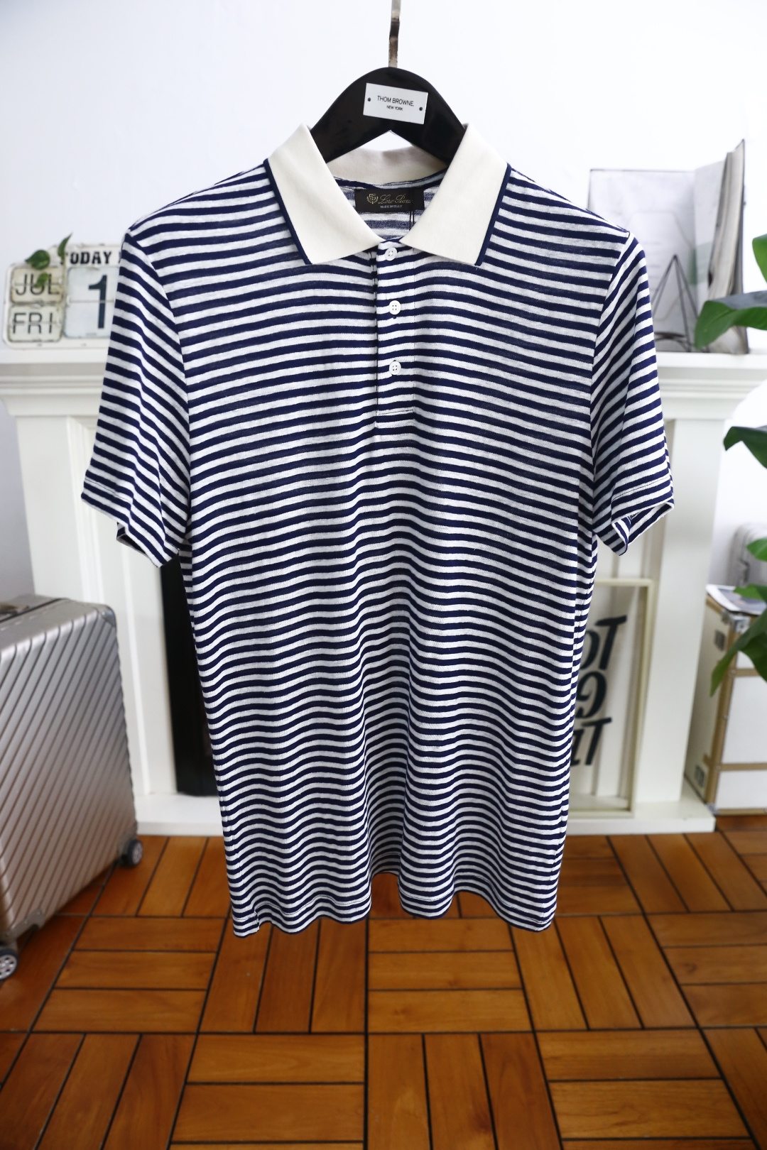 NO:456211,LP. New summer men's striped lapel POLO high-end custom versatile style for anyone to easily control it with high-end comfortable breathable fabric!  Luxury classic brand LOGO design, very high-end and people who understand goods must enter!  The style and tailoring are slim styles, which are very exquisite, showing aura and highlighting the exquisiteness of business men. This is the unique feature, the right slim fit, and the upper body effect is very good!  Complete three standards!  Counter size M-3XL, shipped the next day!  loro piana alexander wang19860909LP. 夏季新品男士条纹翻领POLO高级定制百搭款式 任何人都可以轻松驾驭 采用高档舒适透气面料！奢华经典品牌LOGO设计,非常显档次懂货的必须入！版型剪裁属于修身款 非常精致,显气场,又会凸显商务男士的精致,这就是独到之处,恰到好处的修身,上身效果非常赞！三标齐全！专柜尺码M-3XL,隔天出货！,,loro piana,alexander wang,Men's clothing